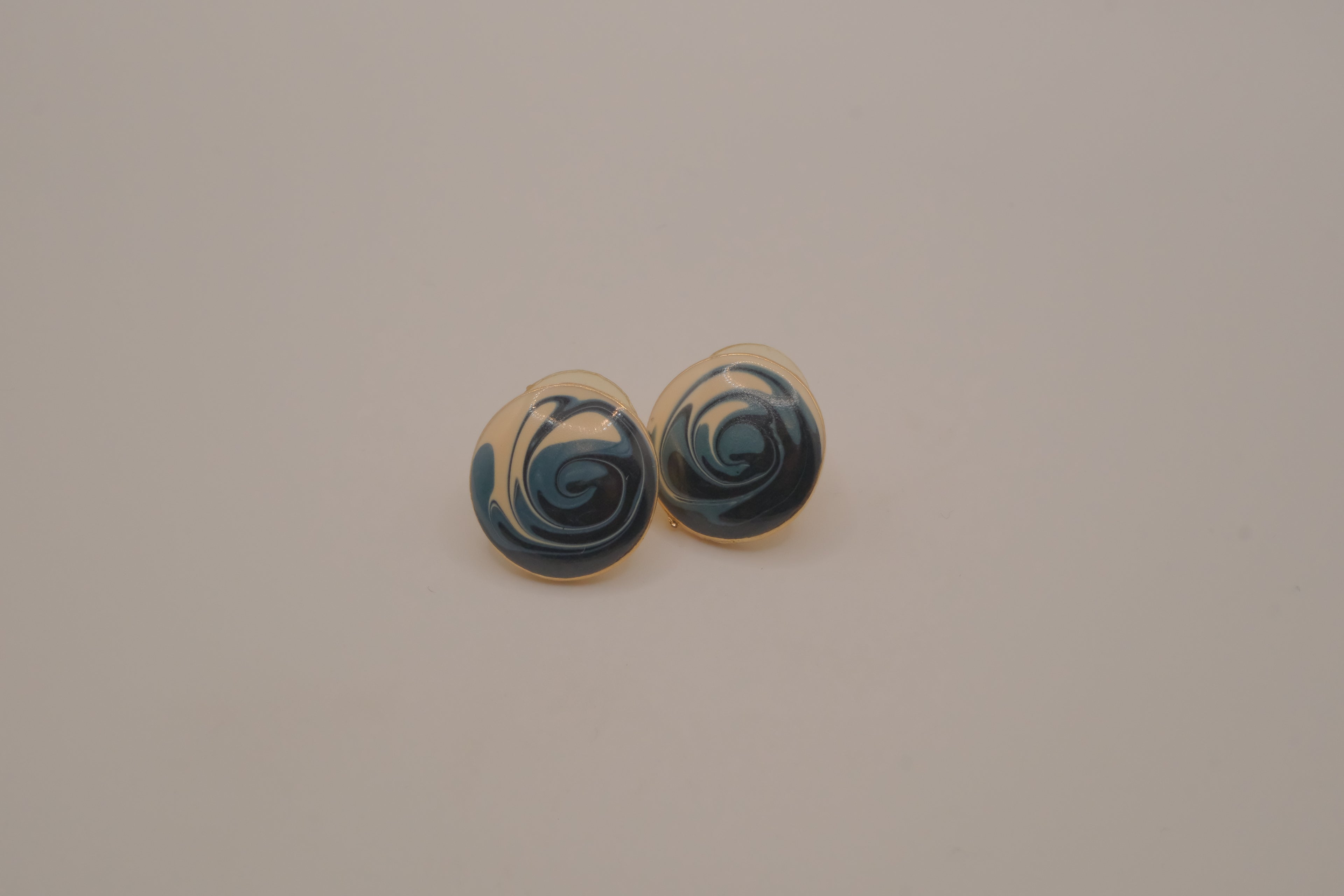 Vintage 1980s swirl enamel button stud earrings