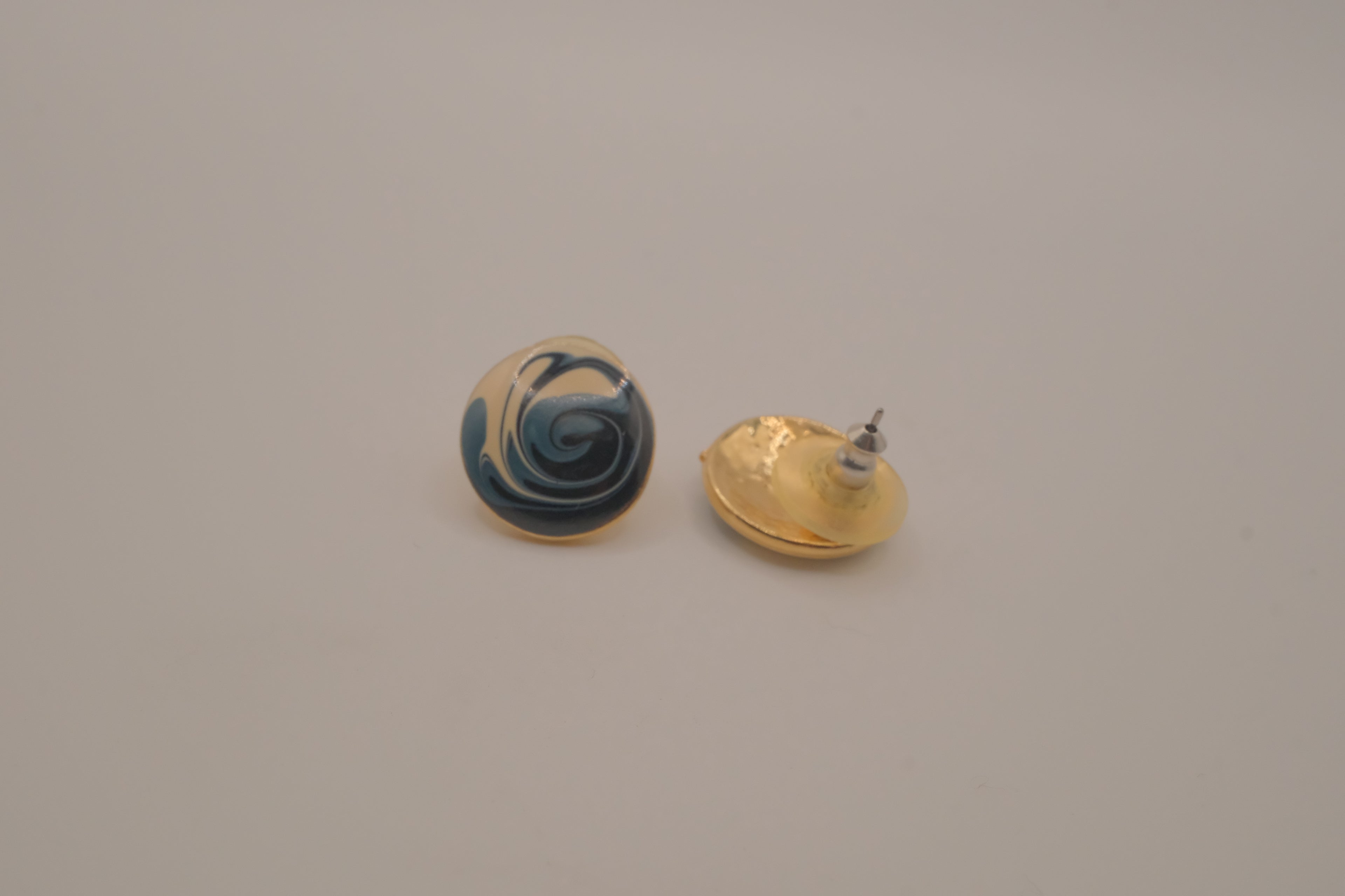 Vintage 1980s swirl enamel button stud earrings