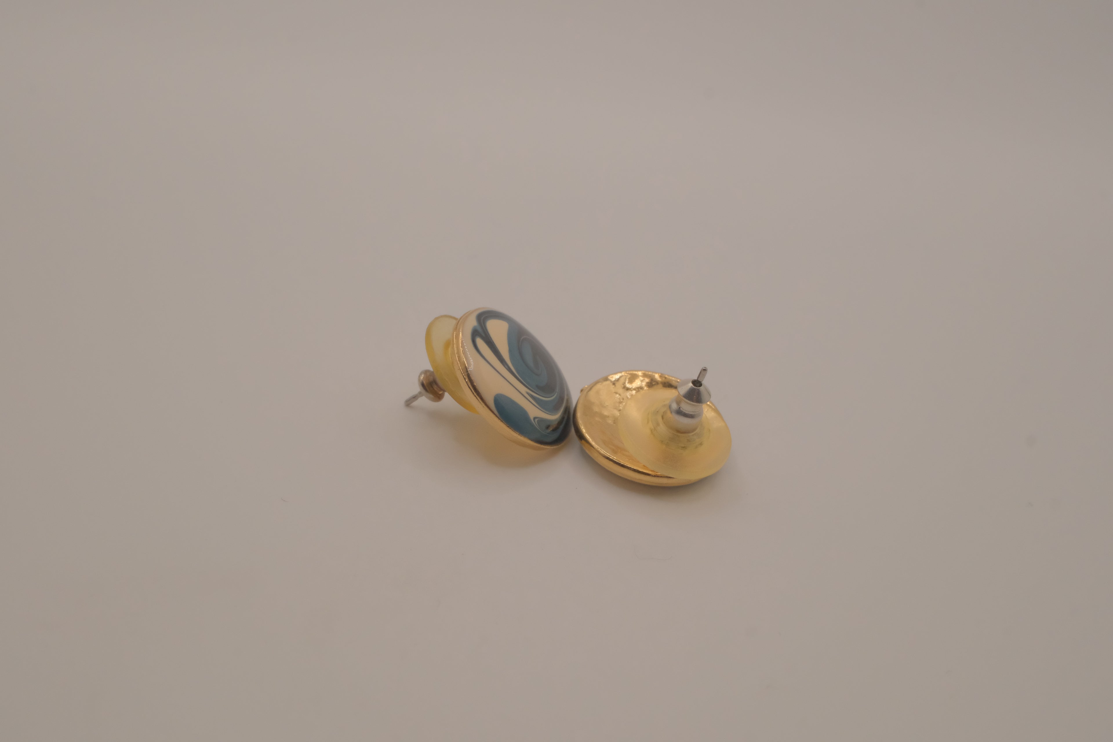 Vintage 1980s swirl enamel button stud earrings