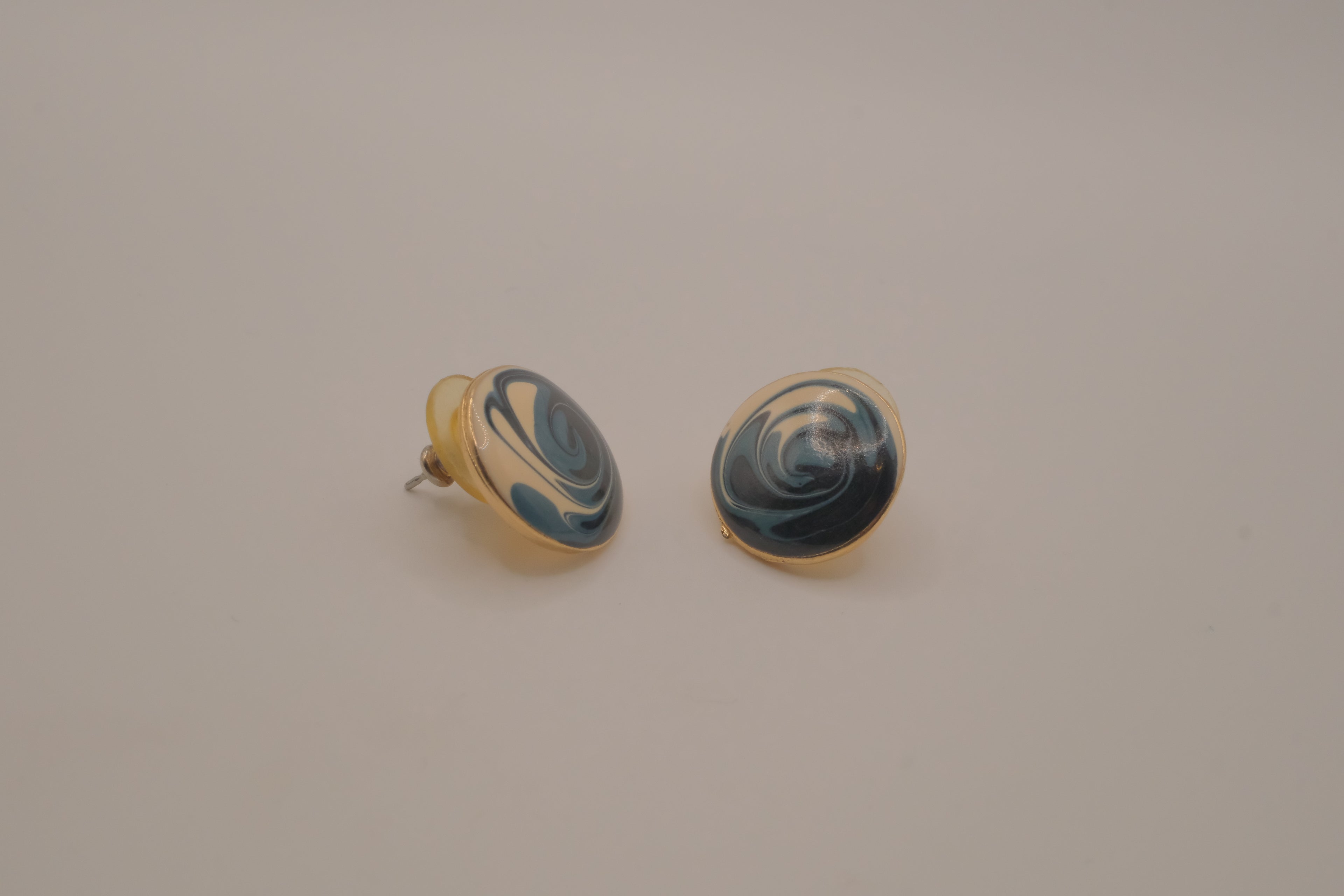 Vintage 1980s swirl enamel button stud earrings