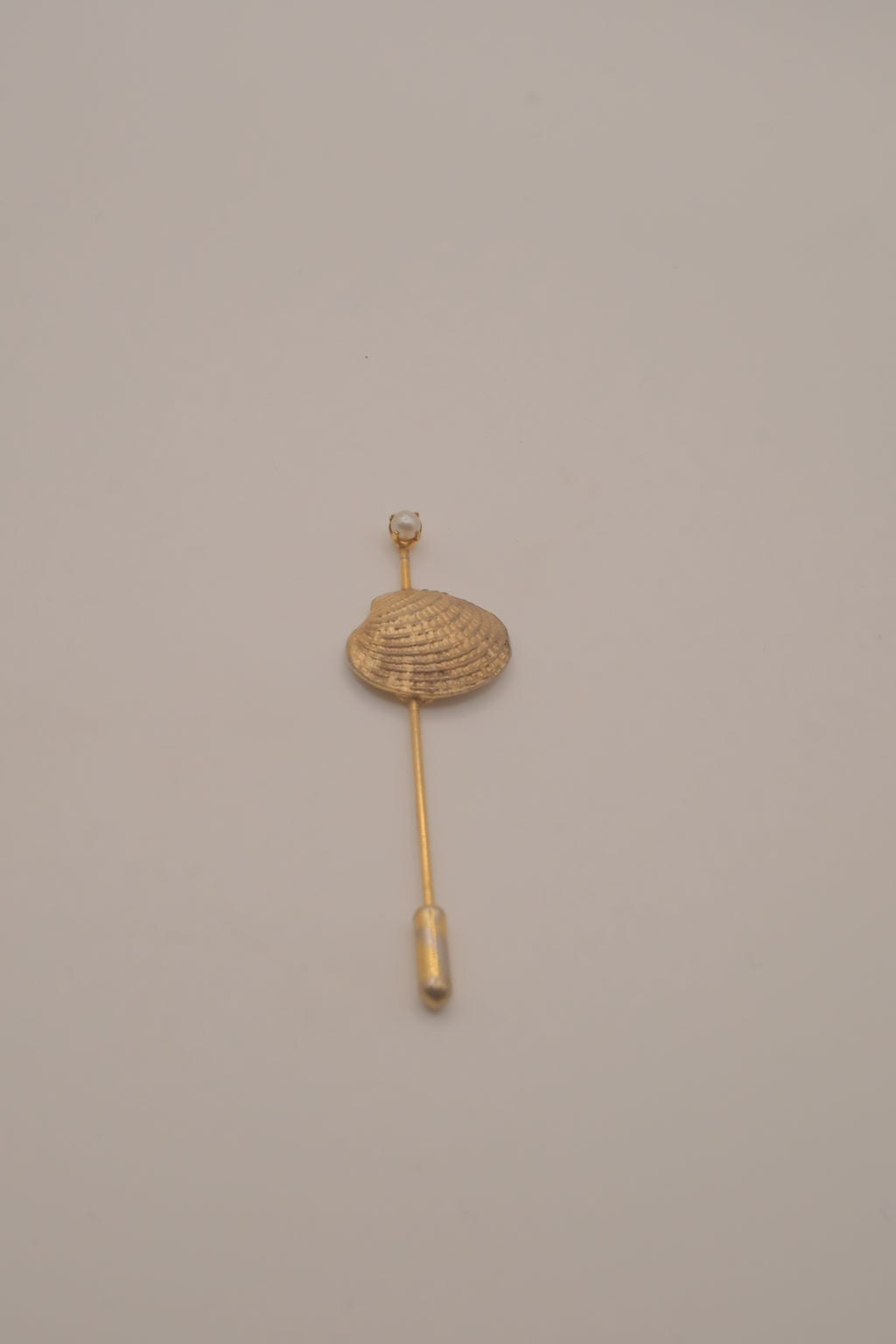 Vintage gold-tone clam shell Stick pin
