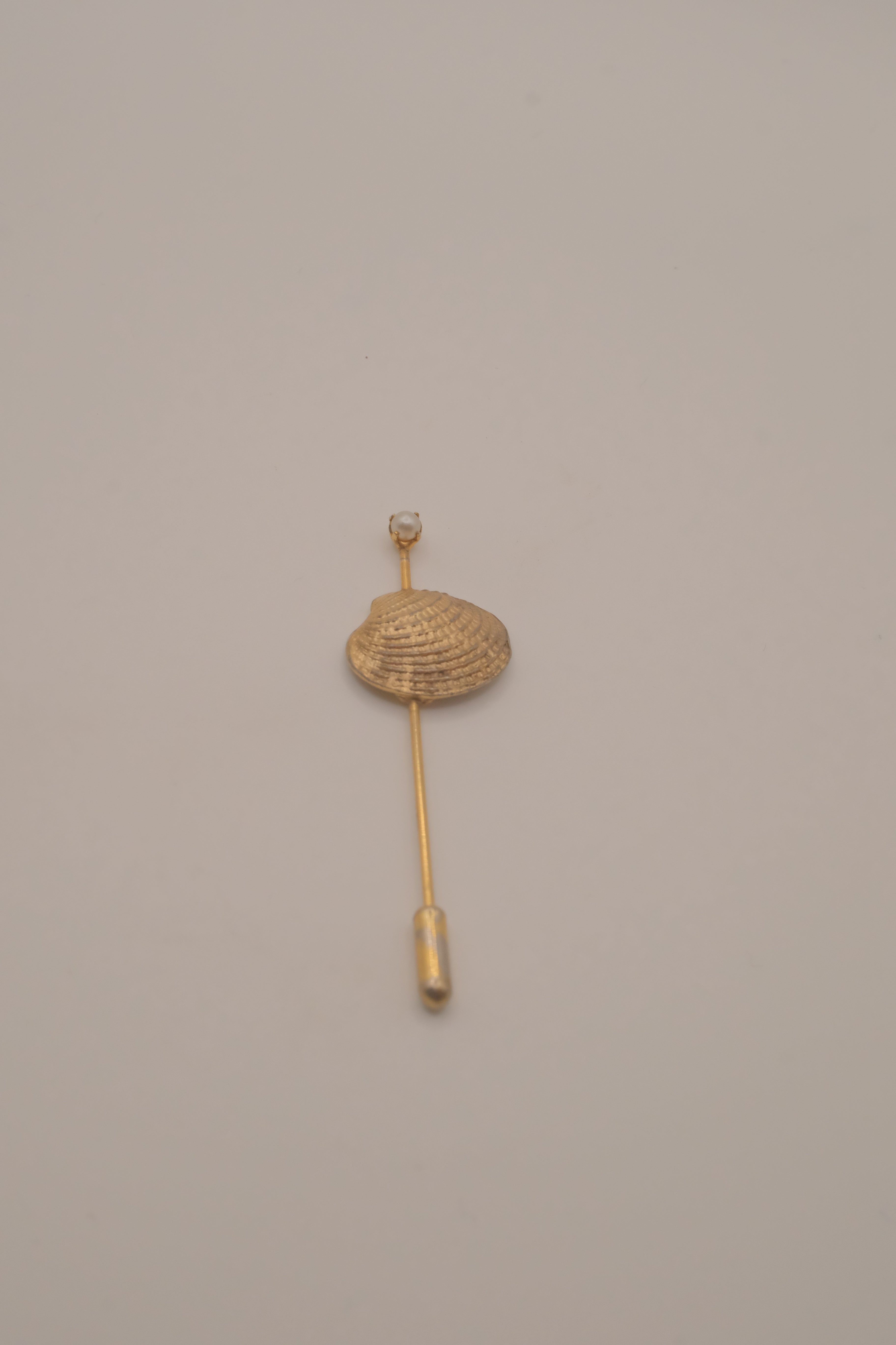 Vintage gold-tone clam shell Stick pin