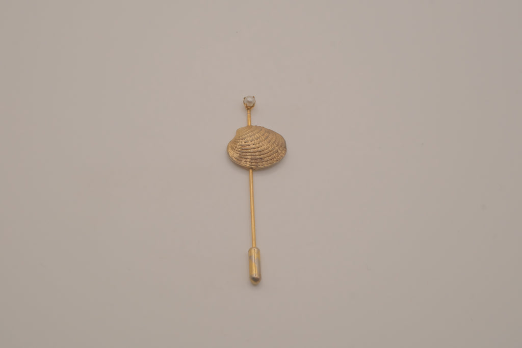 Vintage gold-tone clam shell Stick pin