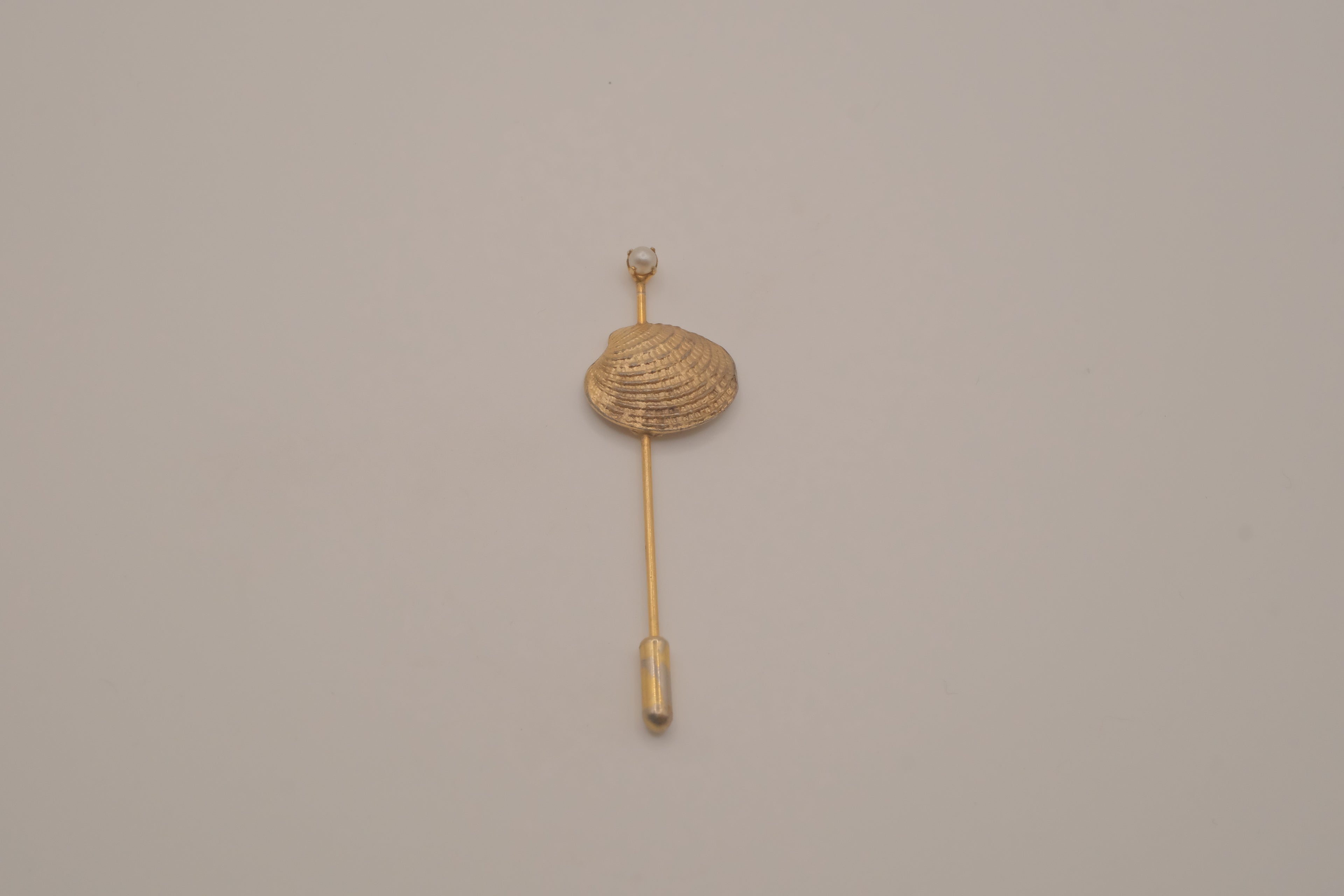 Vintage gold-tone clam shell Stick pin