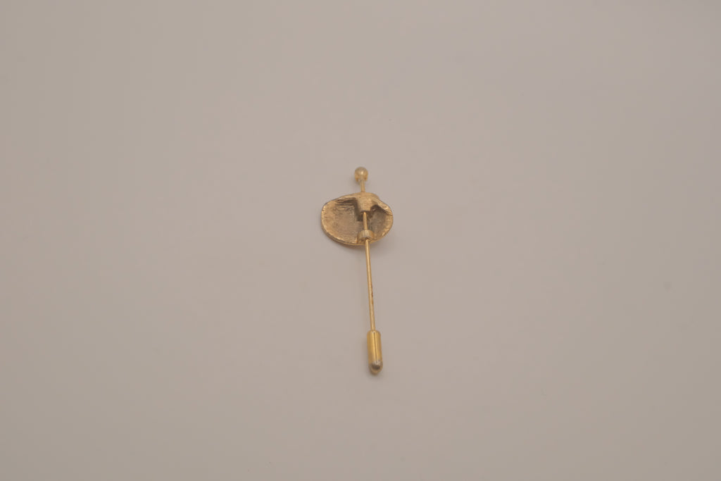 Vintage gold-tone clam shell Stick pin
