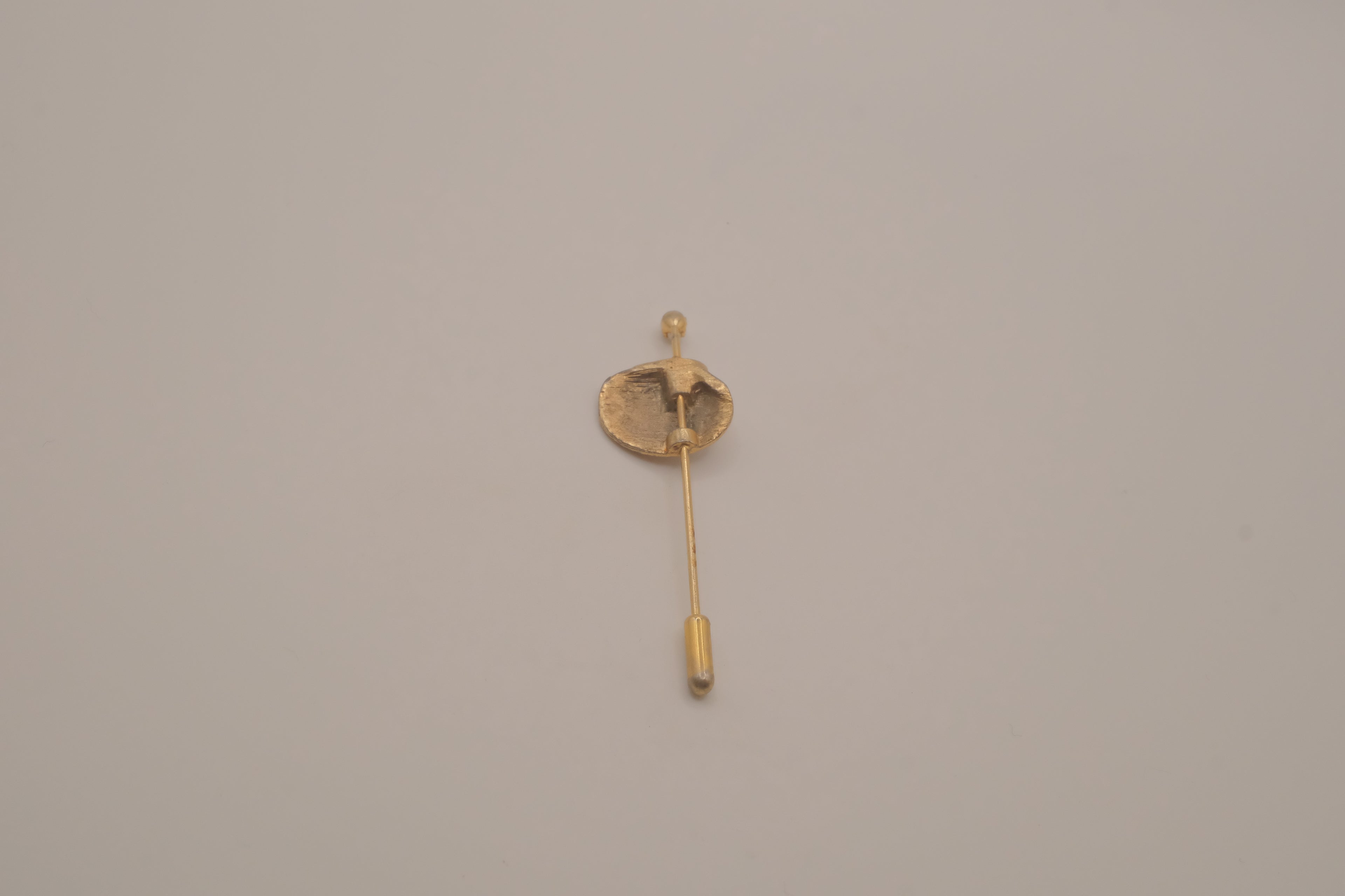 Vintage gold-tone clam shell Stick pin