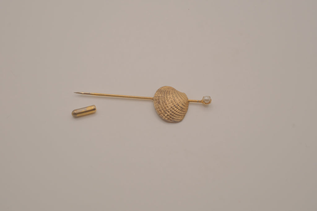 Vintage gold-tone clam shell Stick pin