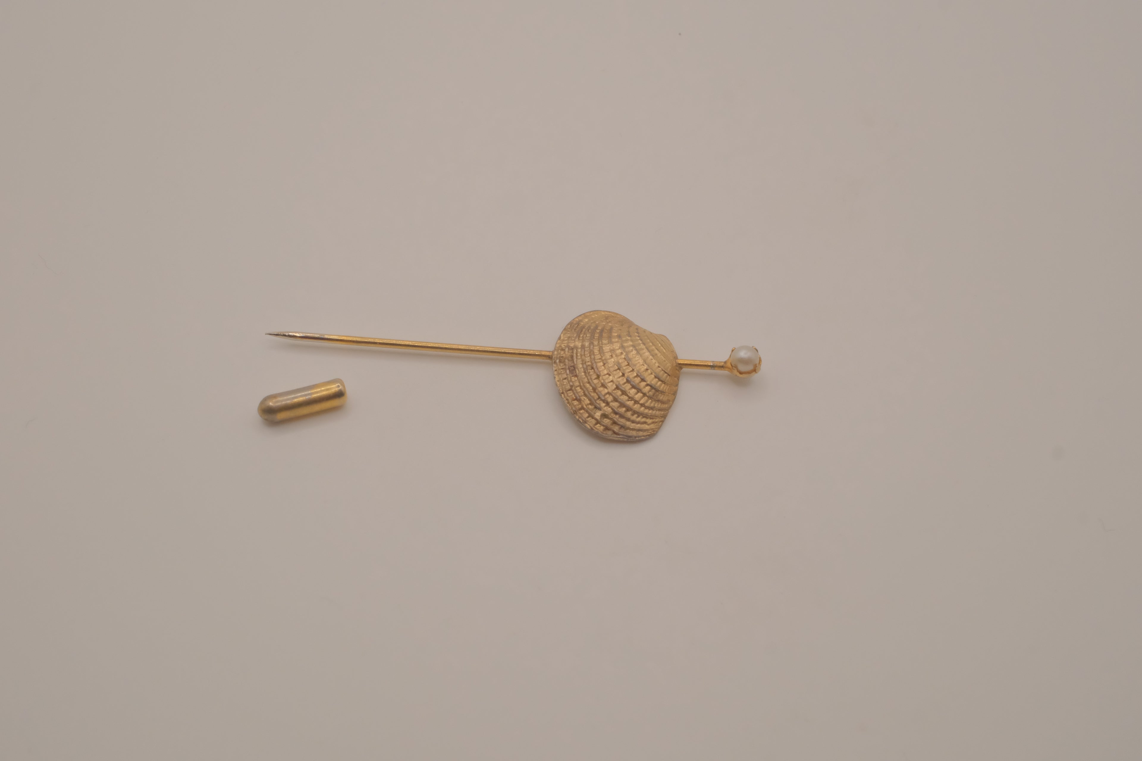 Vintage gold-tone clam shell Stick pin
