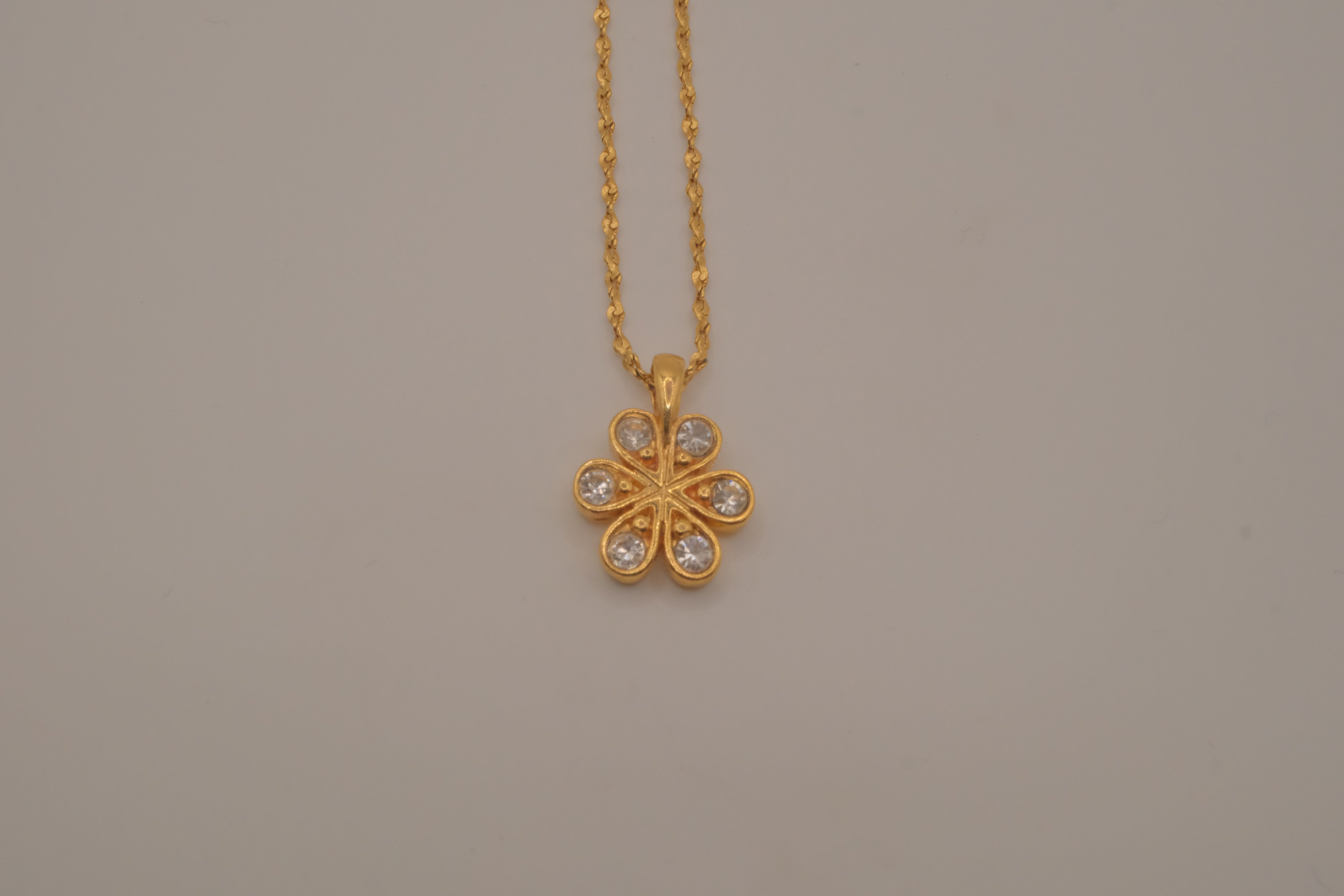 Gold flower pendant necklace