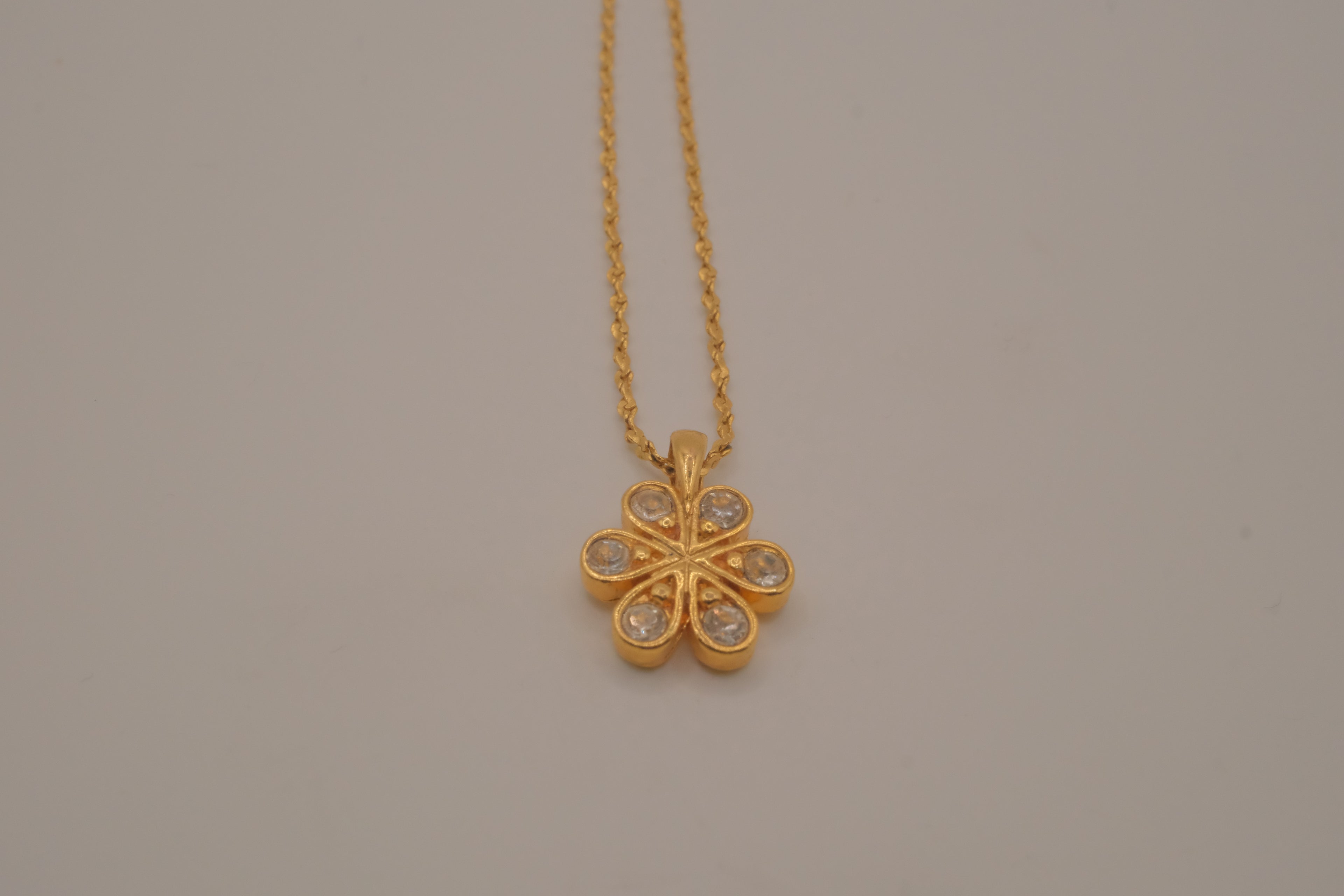 Gold flower pendant necklace