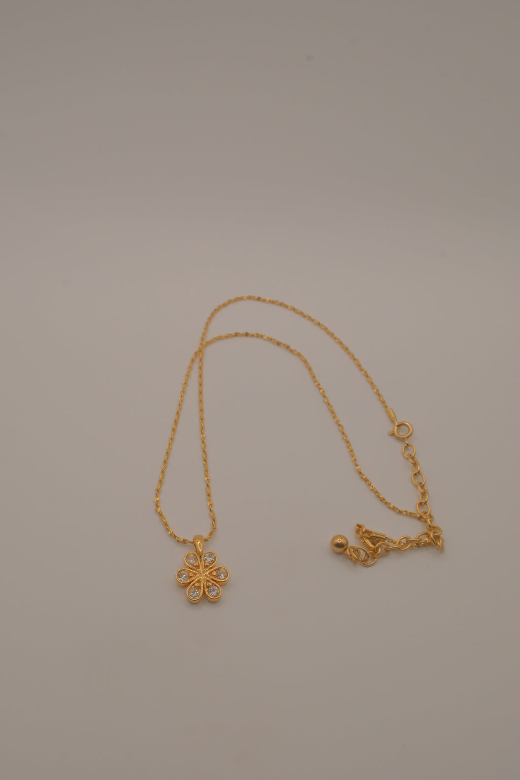 Gold flower pendant necklace