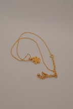 Gold flower pendant necklace