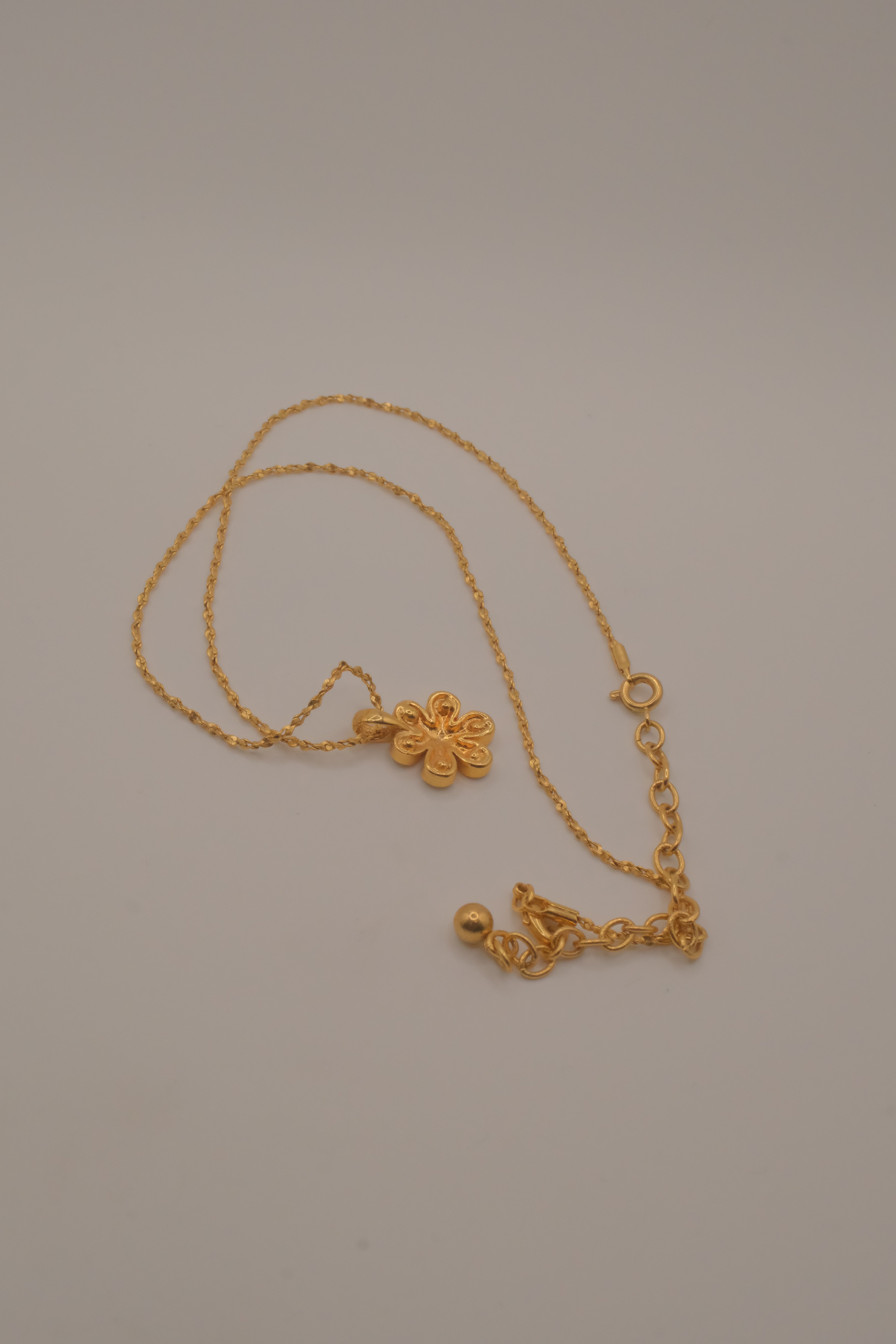 Gold flower pendant necklace