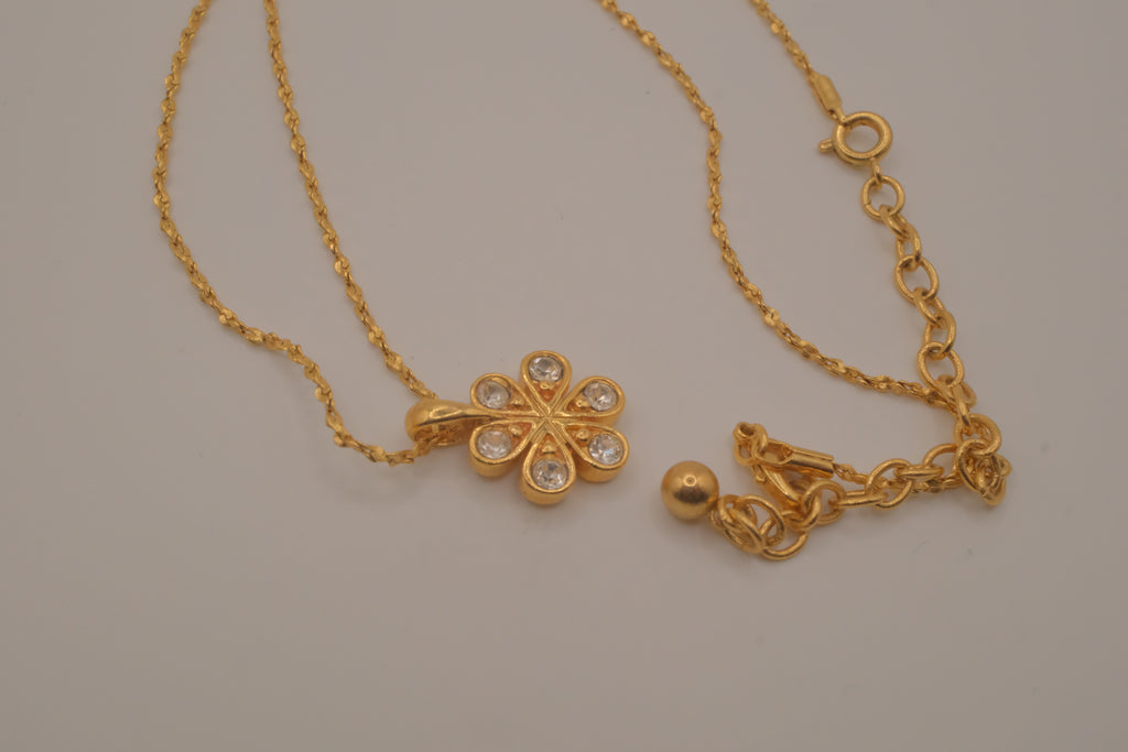 Gold flower pendant necklace