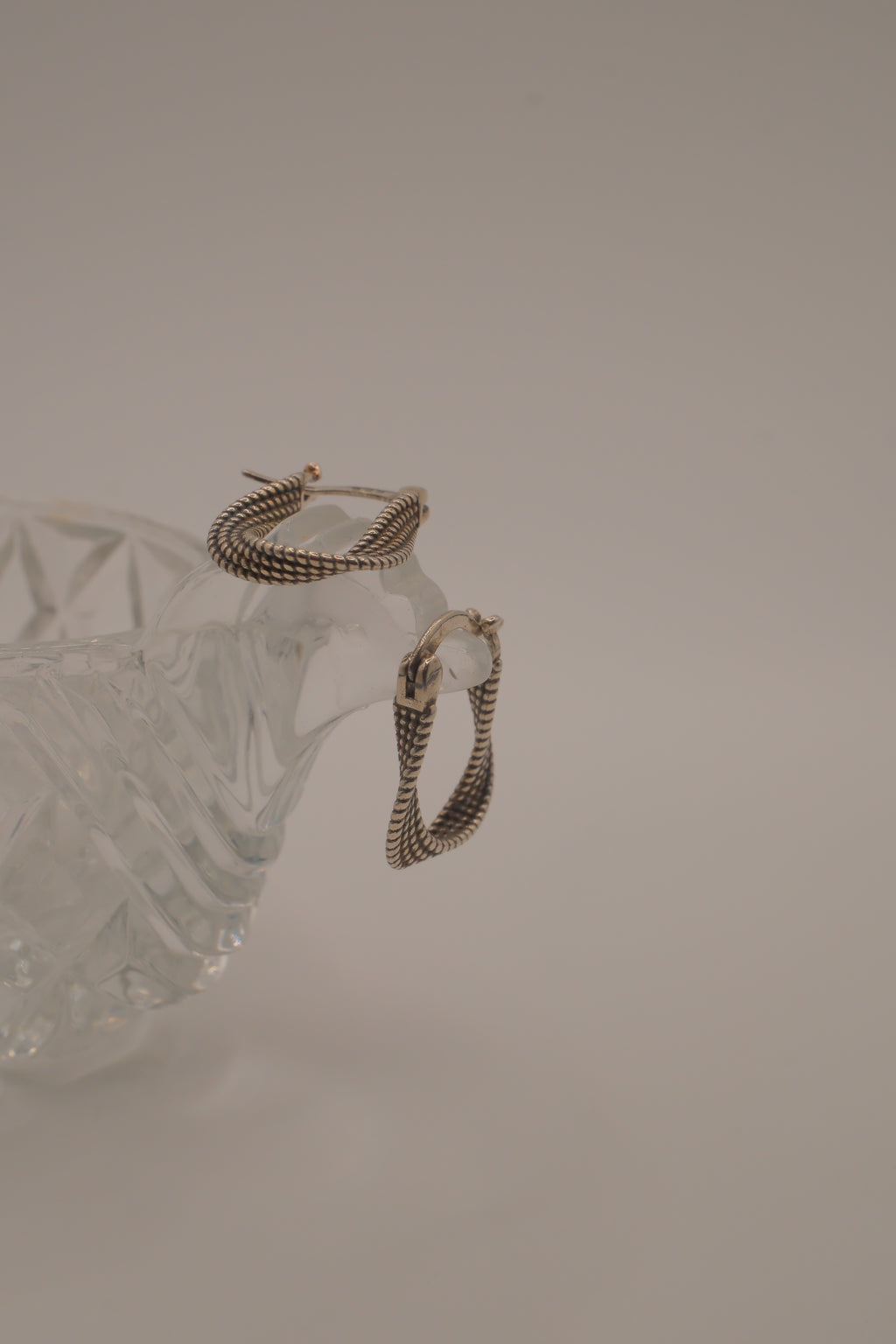 Sterling silver twist-winding mesh hoop earrings