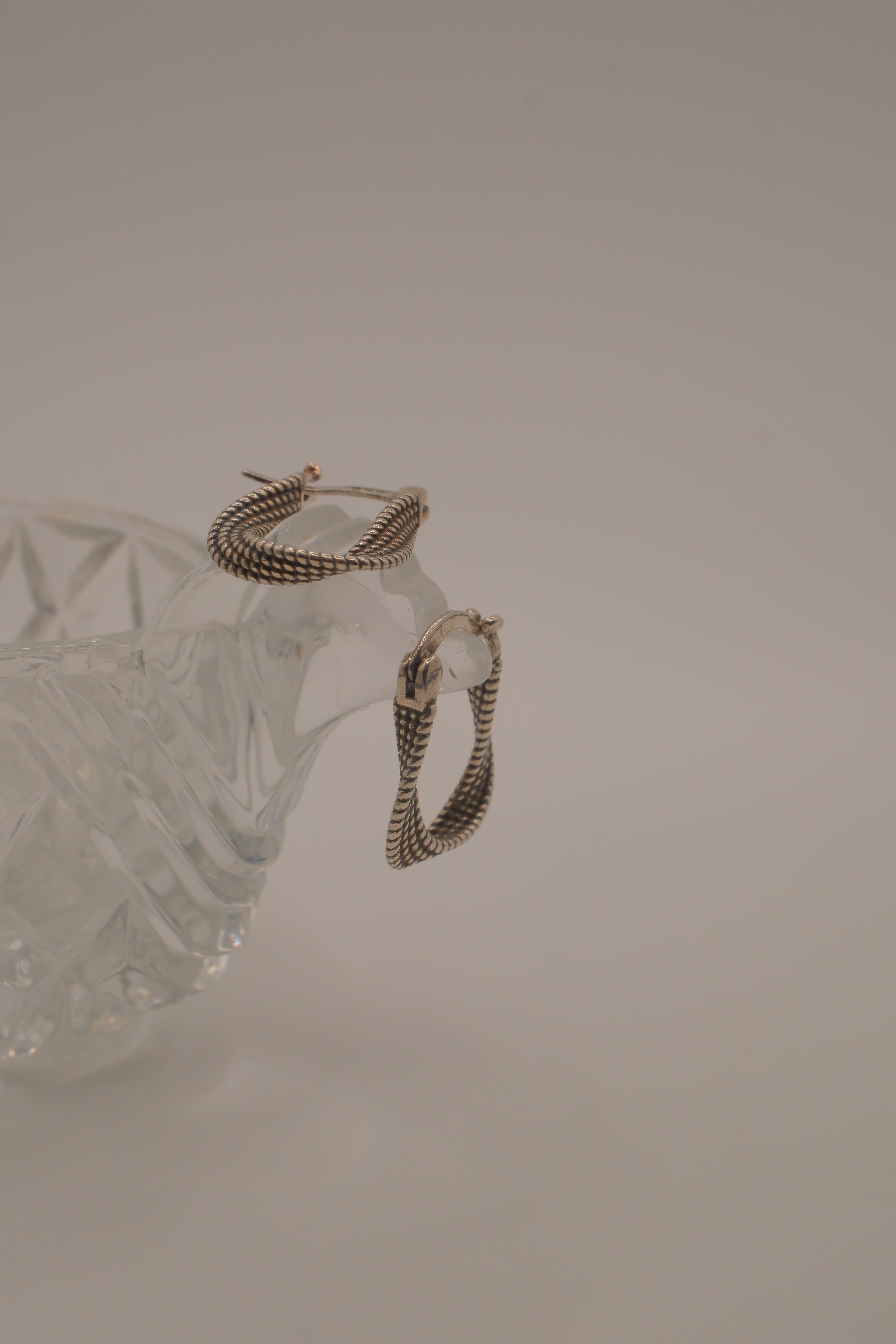 Sterling silver twist-winding mesh hoop earrings