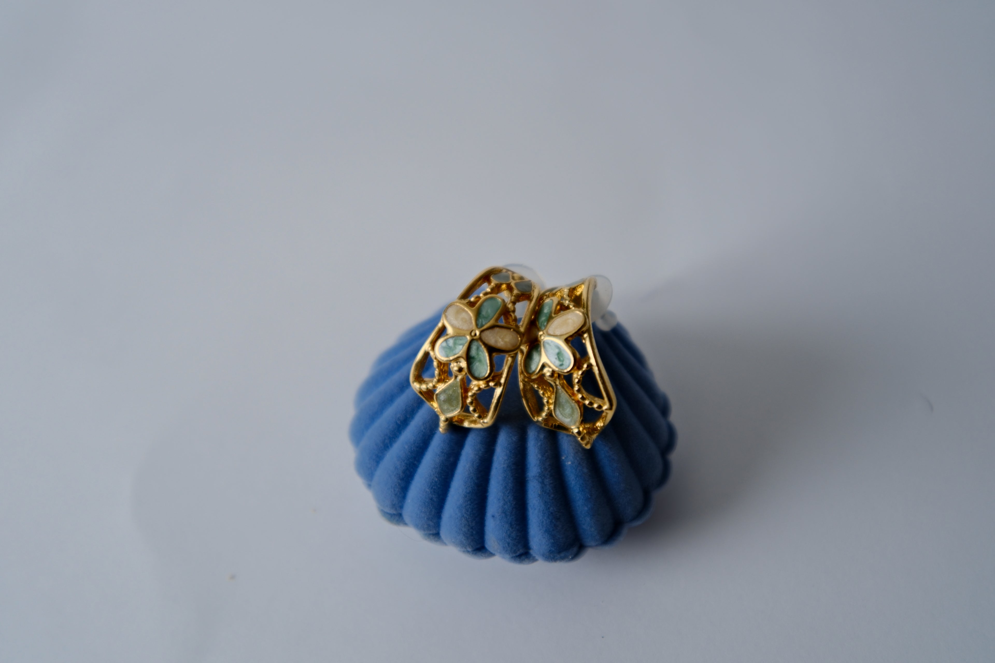 Vintage gold-tone flower enamel curved studs