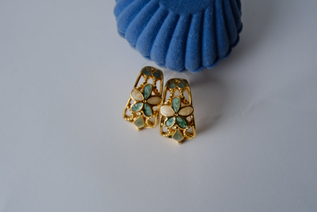 Vintage gold-tone flower enamel curved studs