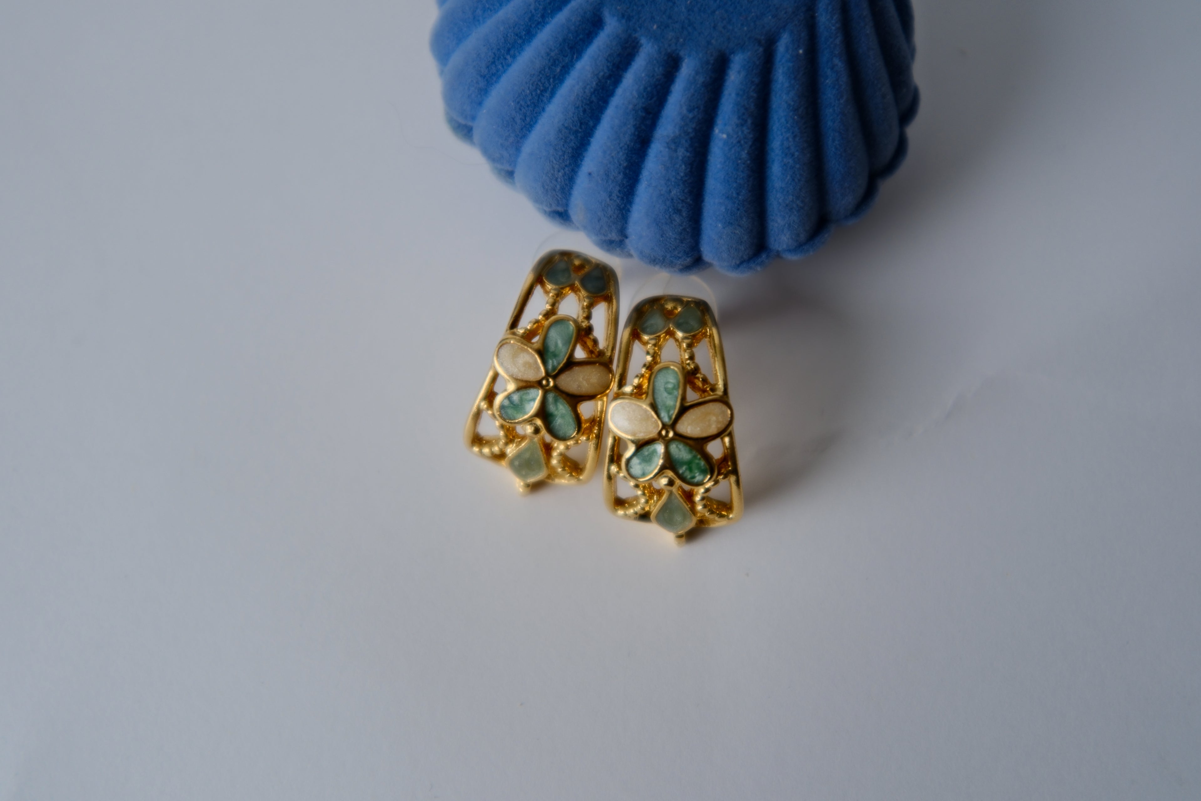 Vintage gold-tone flower enamel curved studs