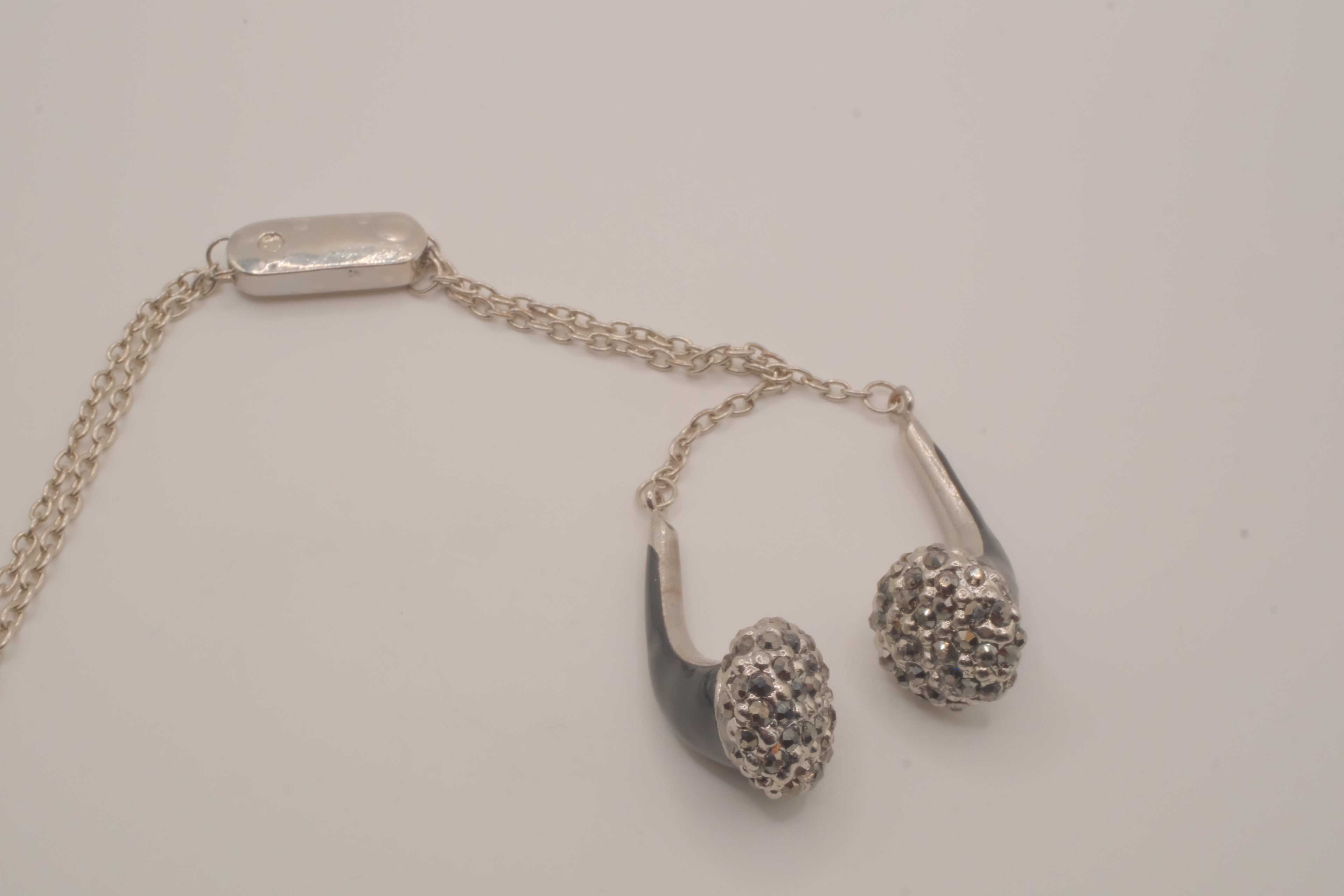 Novelty headphone or earbud-shaped pendant necklace
