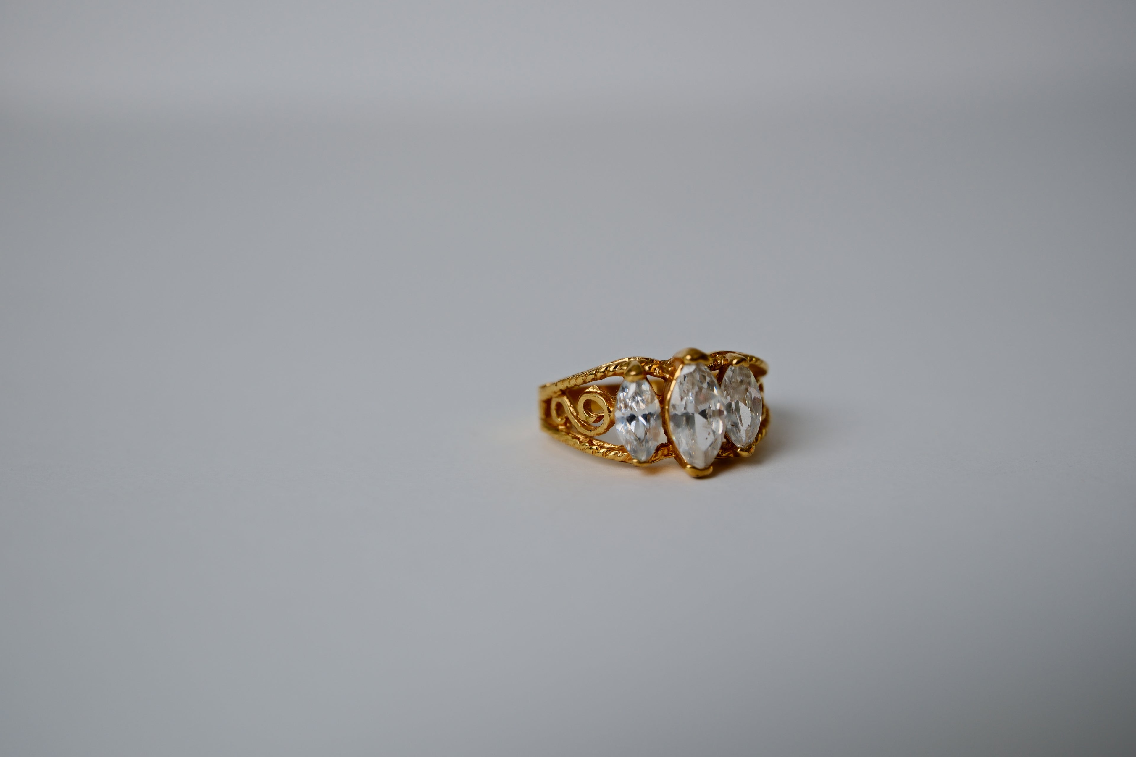 Vintage Gold-tone Oval cut stone Ring&nbsp;