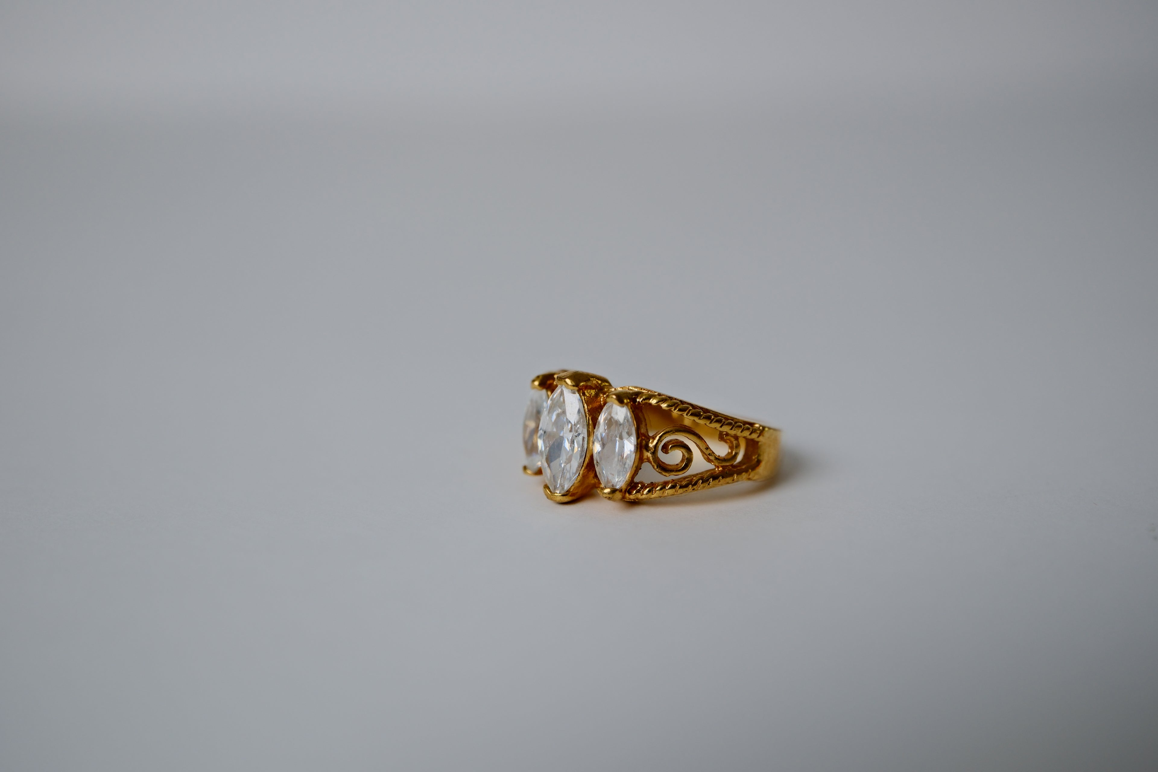 Vintage Gold-tone Oval cut stone Ring&nbsp;