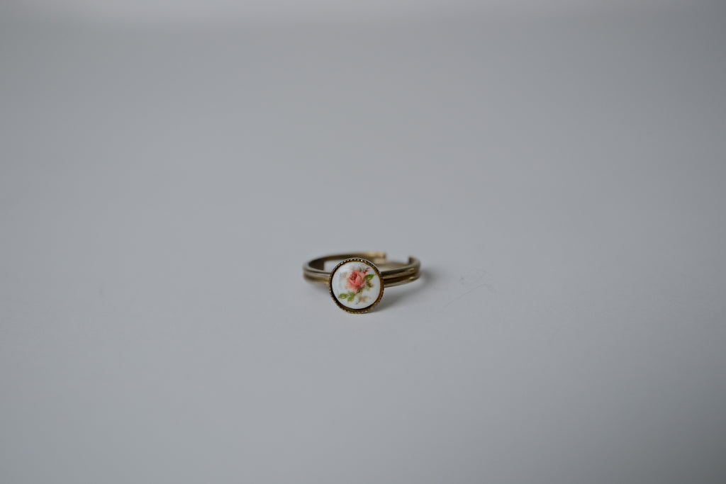 Vintage Flower Cameo Coquette Ring&nbsp;