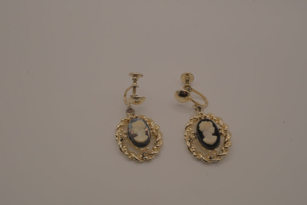 Vintage black and white cameo earring