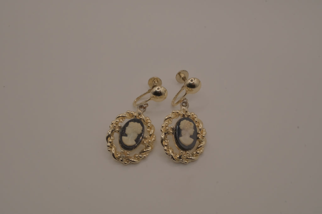 Vintage black and white cameo earring