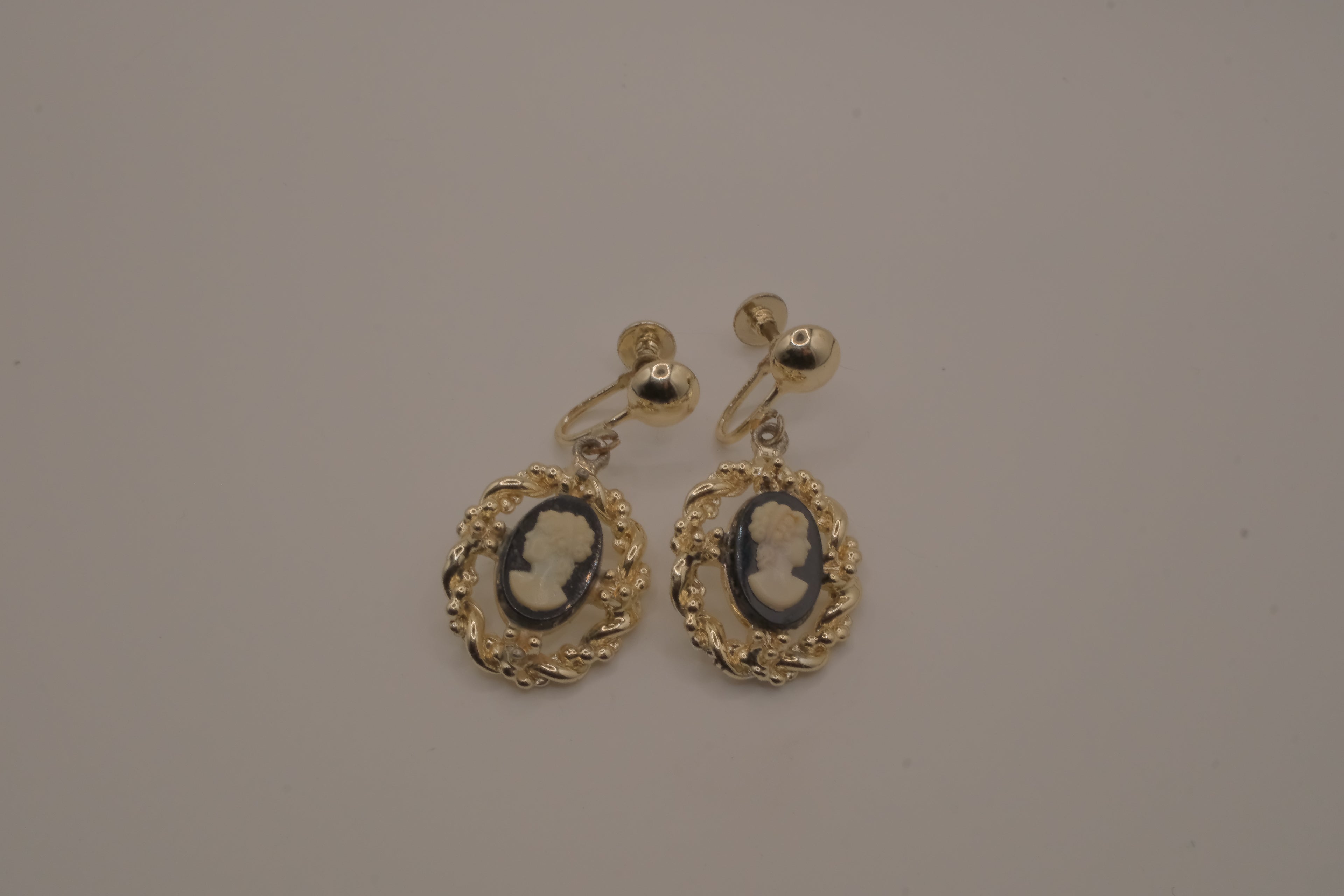 Vintage black and white cameo earring