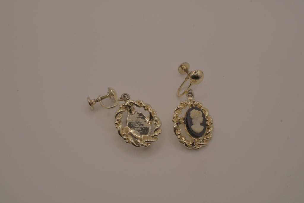 Vintage black and white cameo earring