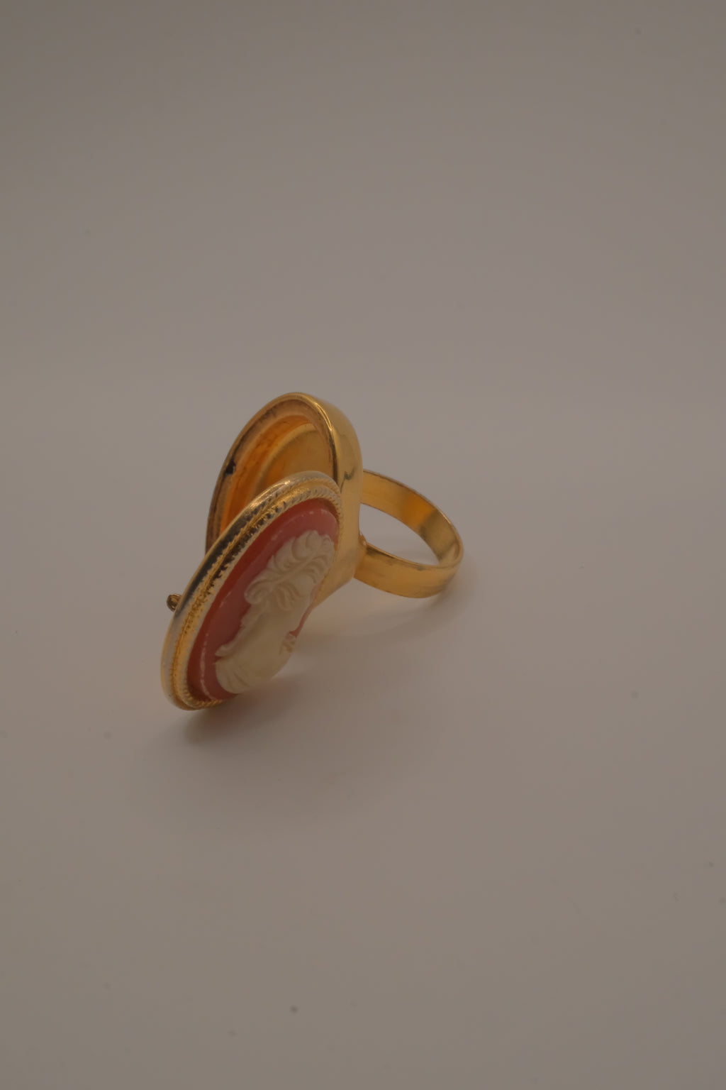 Vintage 1970s Avon Cameo Perfume Glace Locket Ring