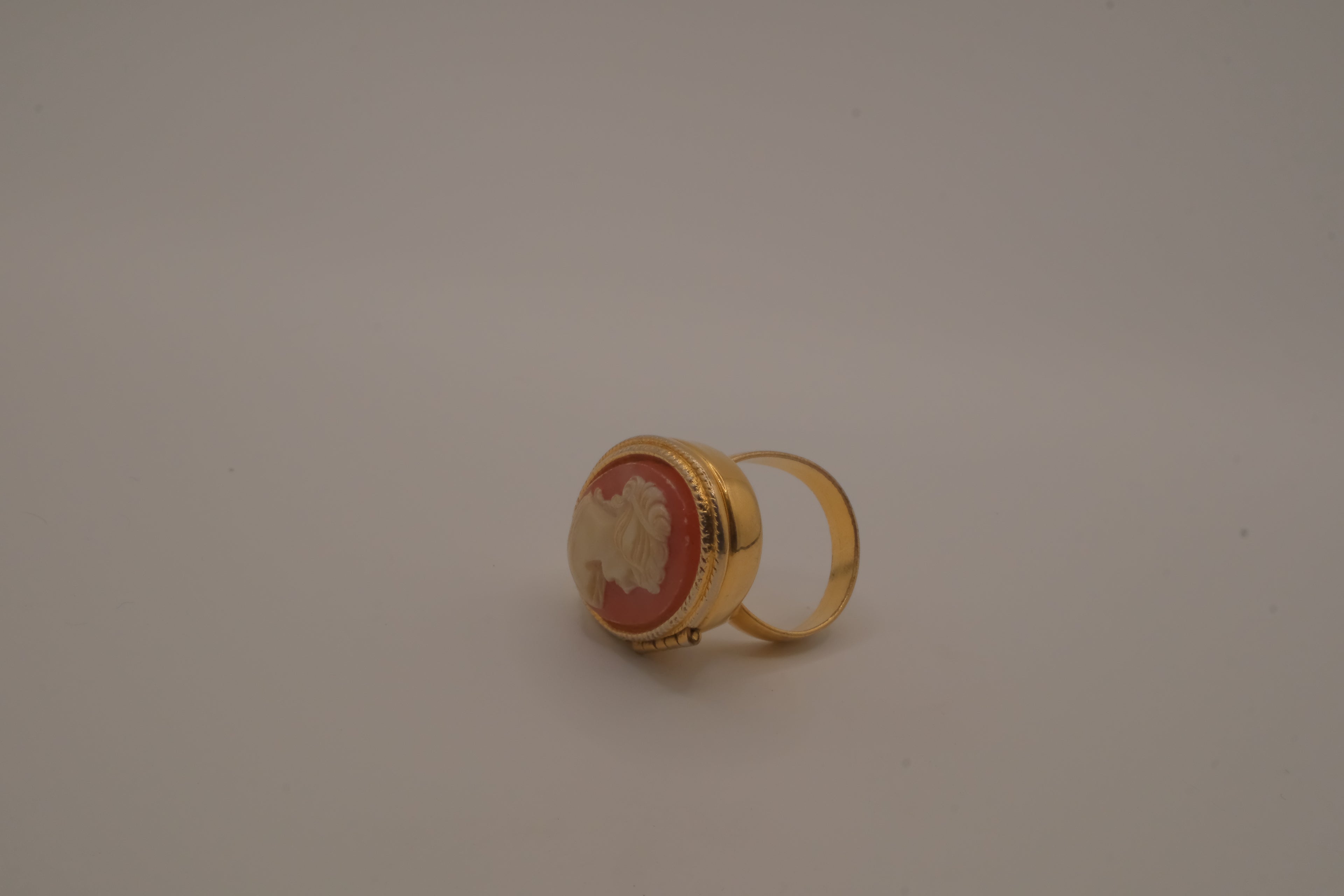 Vintage 1970s Avon Cameo Perfume Glace Locket Ring