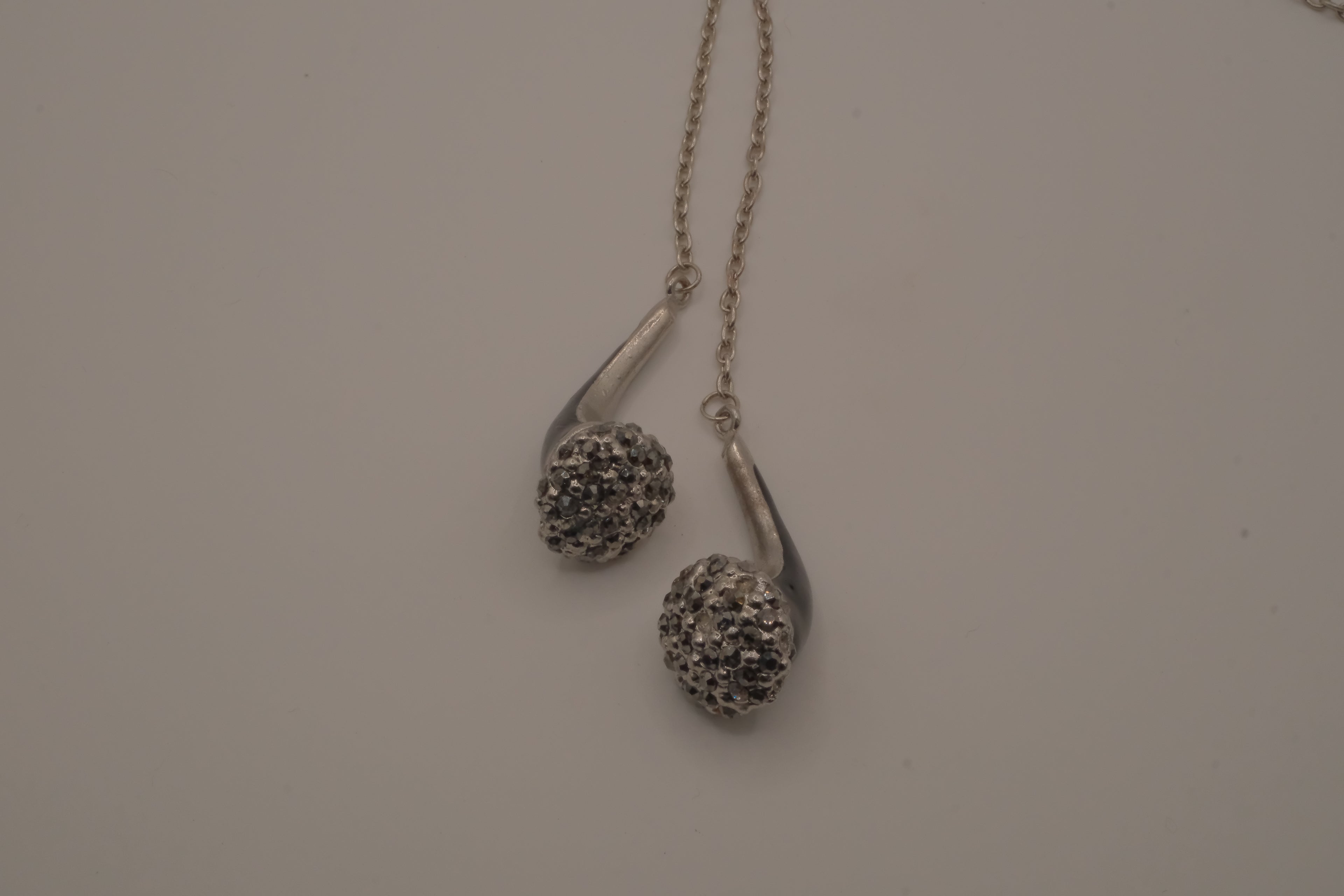 Novelty headphone or earbud-shaped pendant necklace