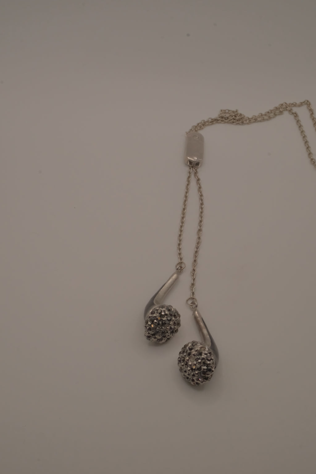 Novelty headphone or earbud-shaped pendant necklace