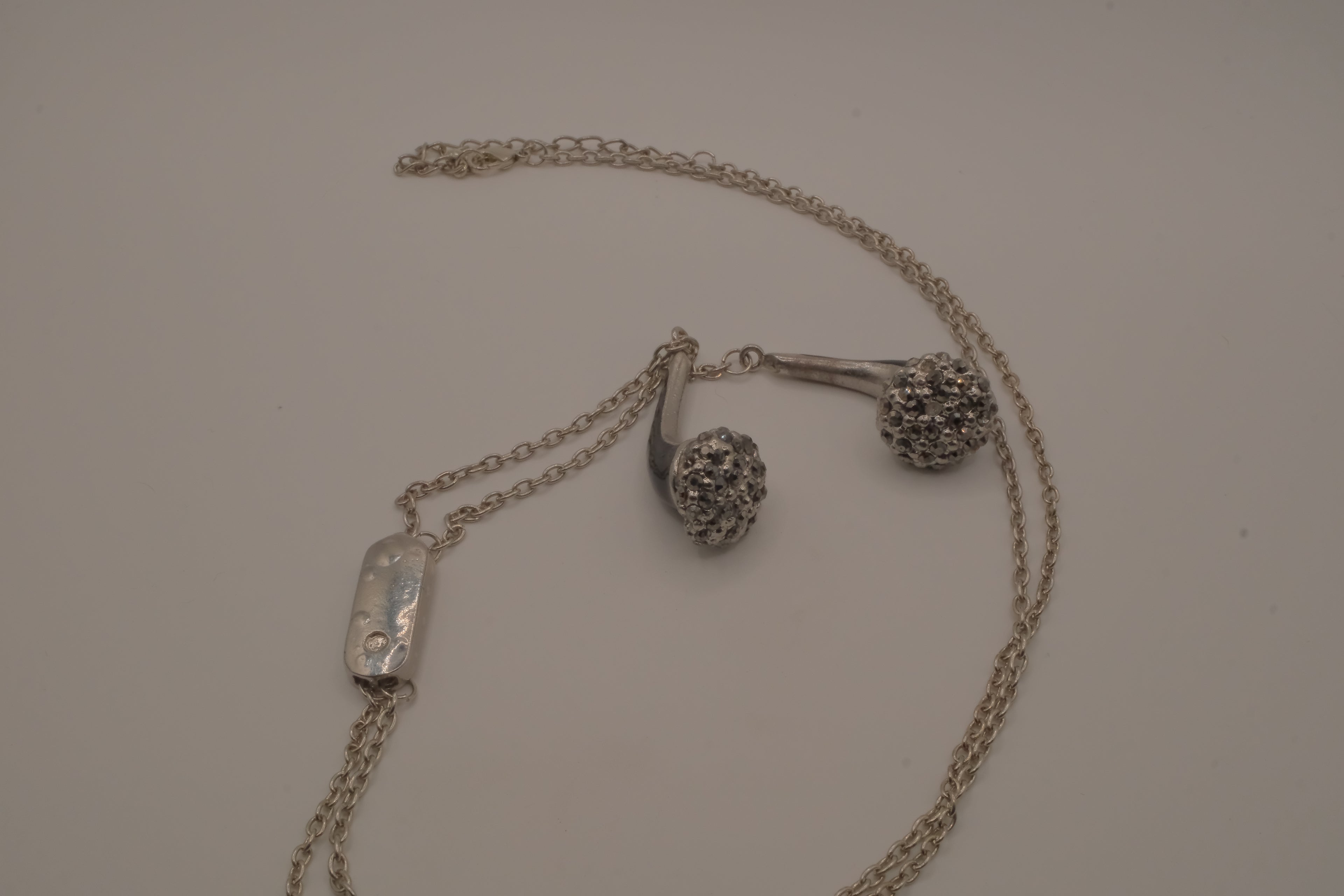 Novelty headphone or earbud-shaped pendant necklace