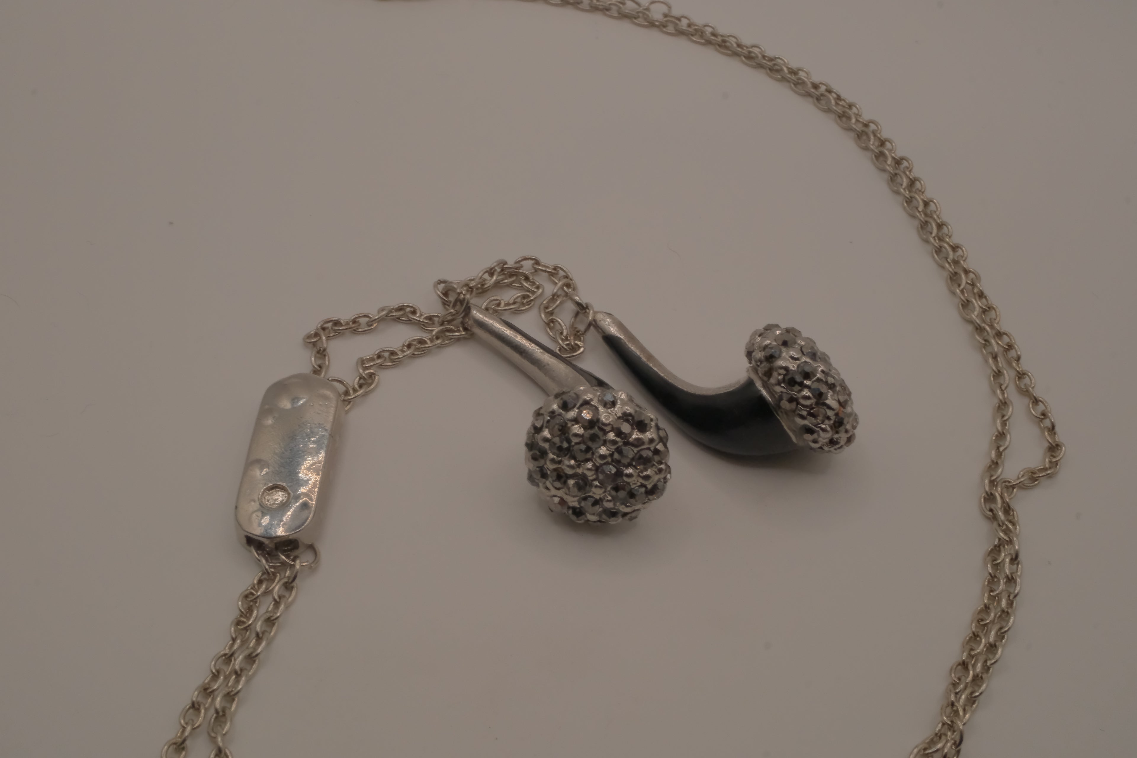 Novelty headphone or earbud-shaped pendant necklace