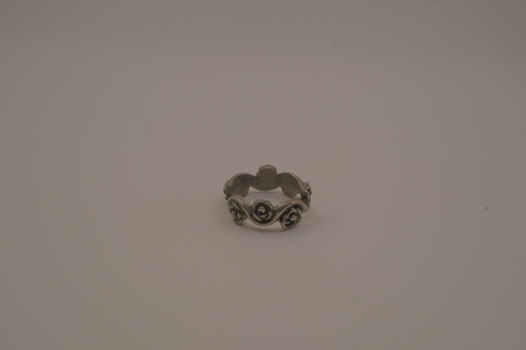 Carved blooming roses ring