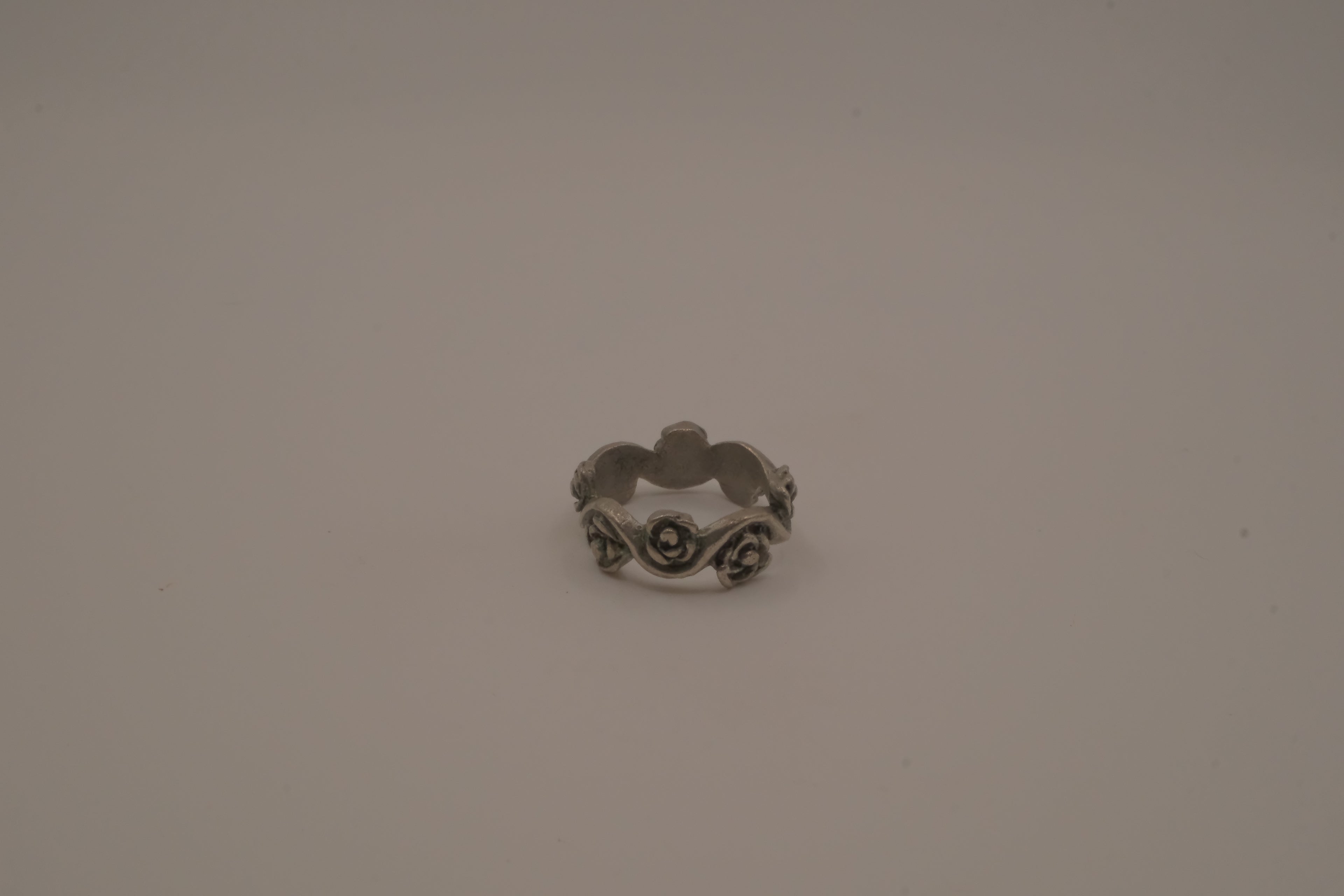 Carved blooming roses ring