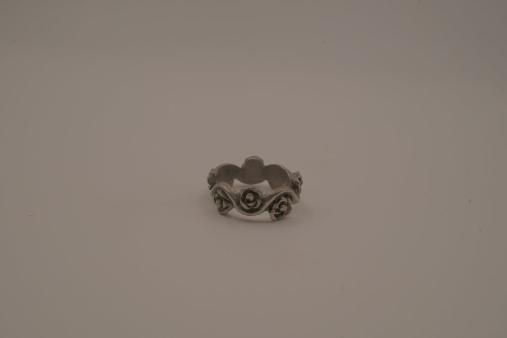 Carved blooming roses ring