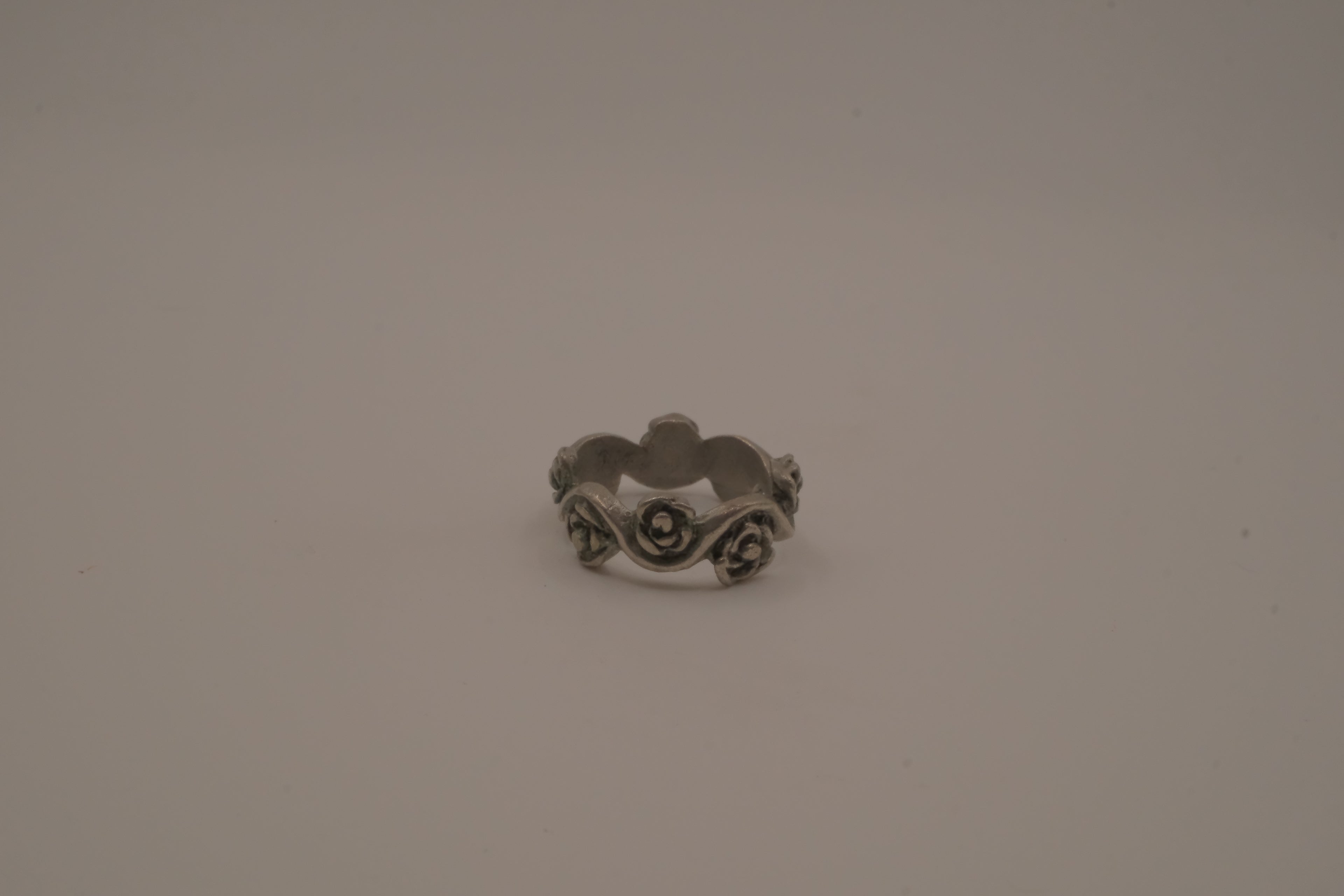 Carved blooming roses ring