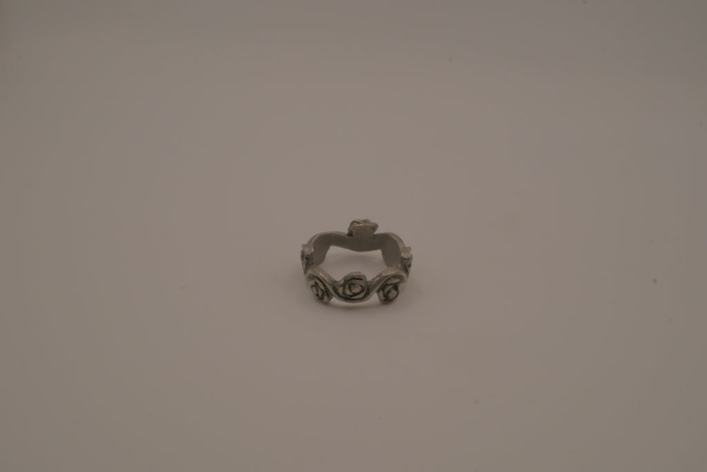 Carved blooming roses ring