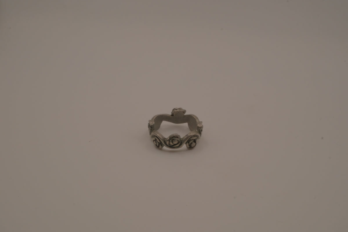 Carved blooming roses ring