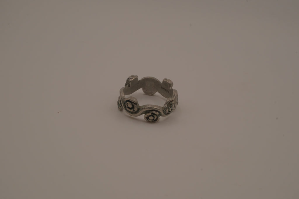 Carved blooming roses ring