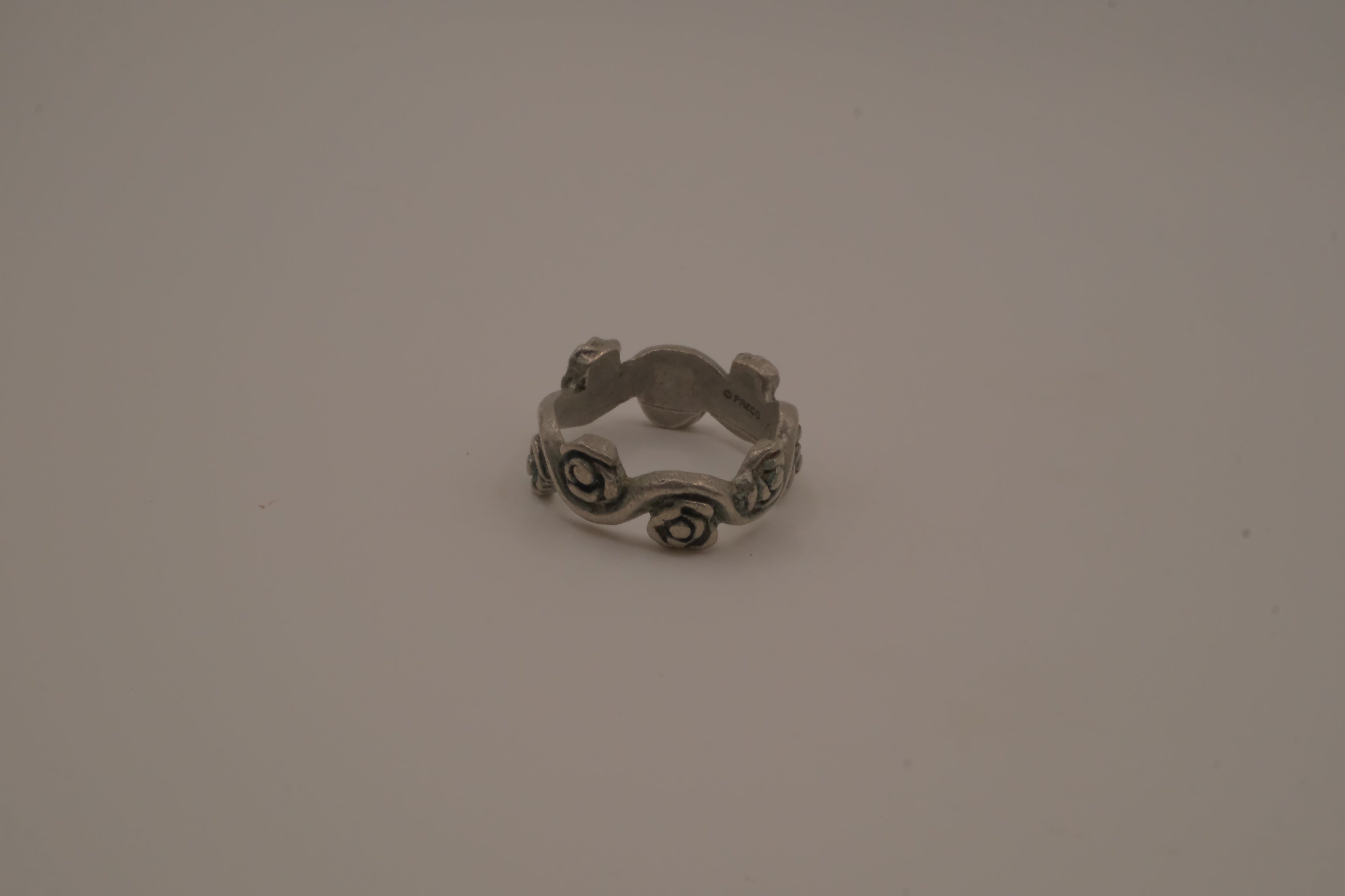 Carved blooming roses ring