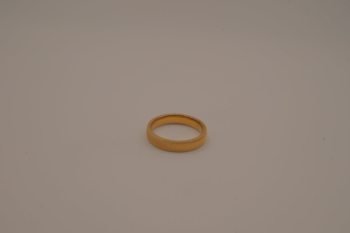 Ribbed gold tone band ring