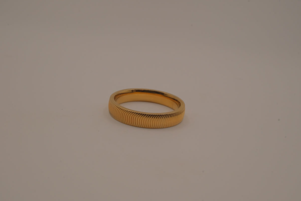 Ribbed gold tone band ring