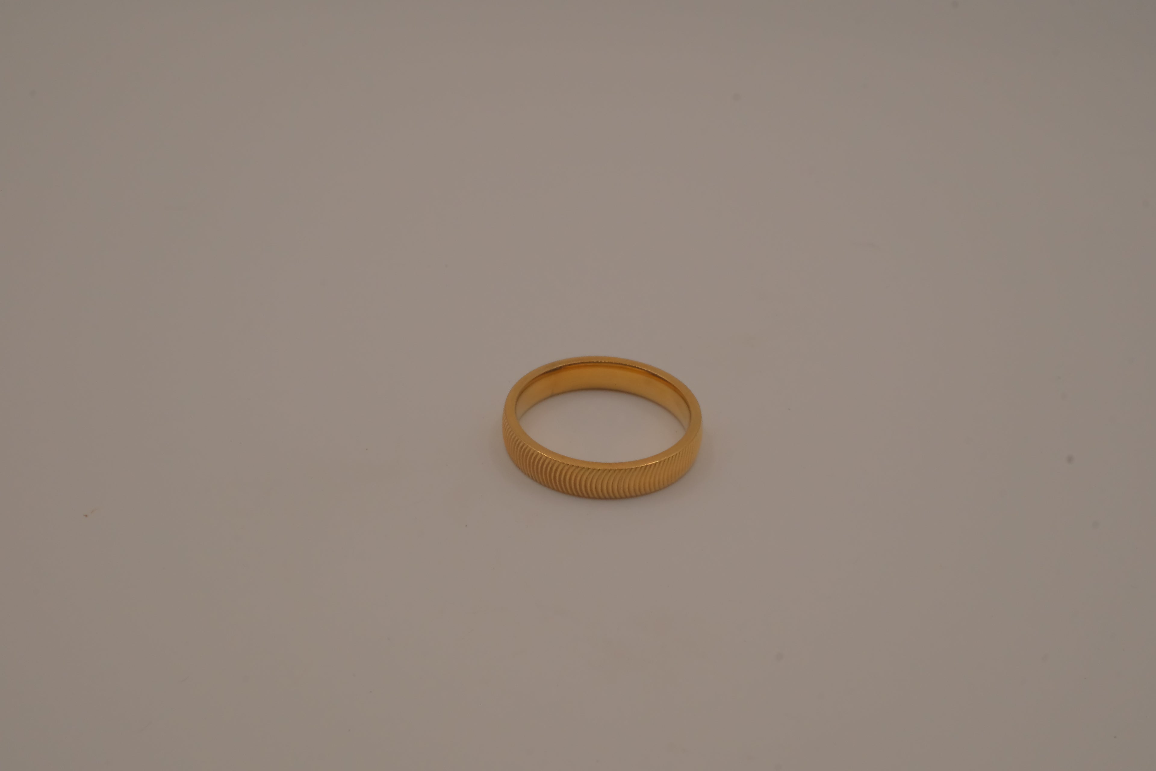 Ribbed gold tone band ring