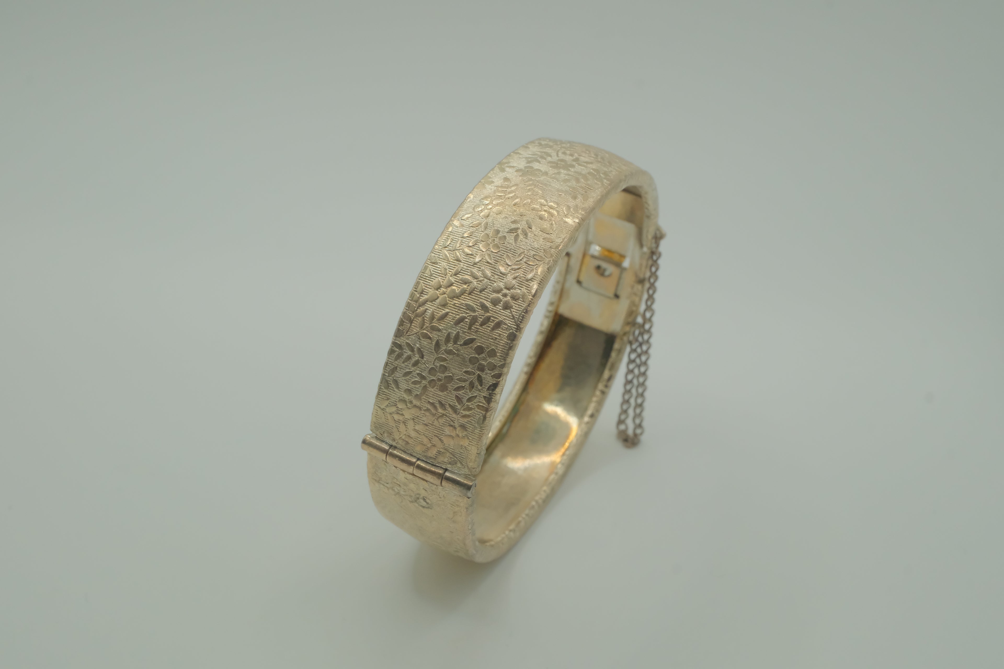 Vintage hinged bangle bracelet