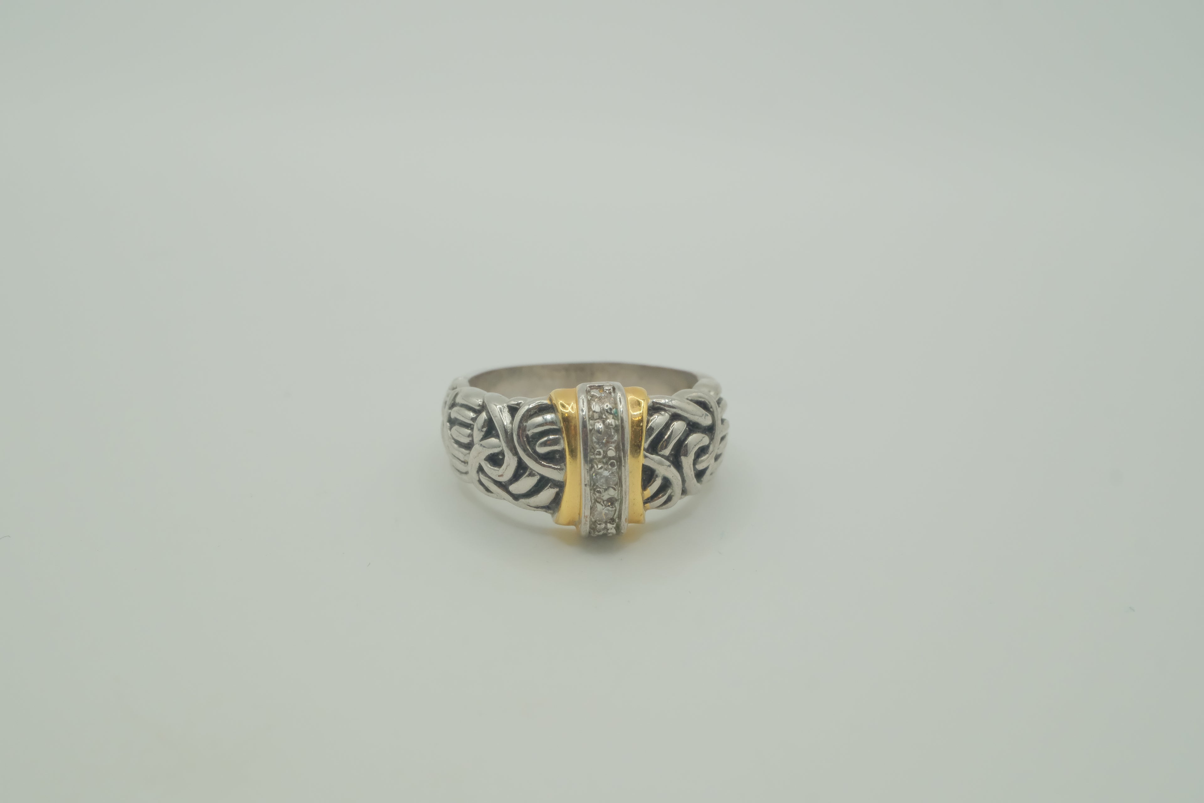 Two-tone statement band ring